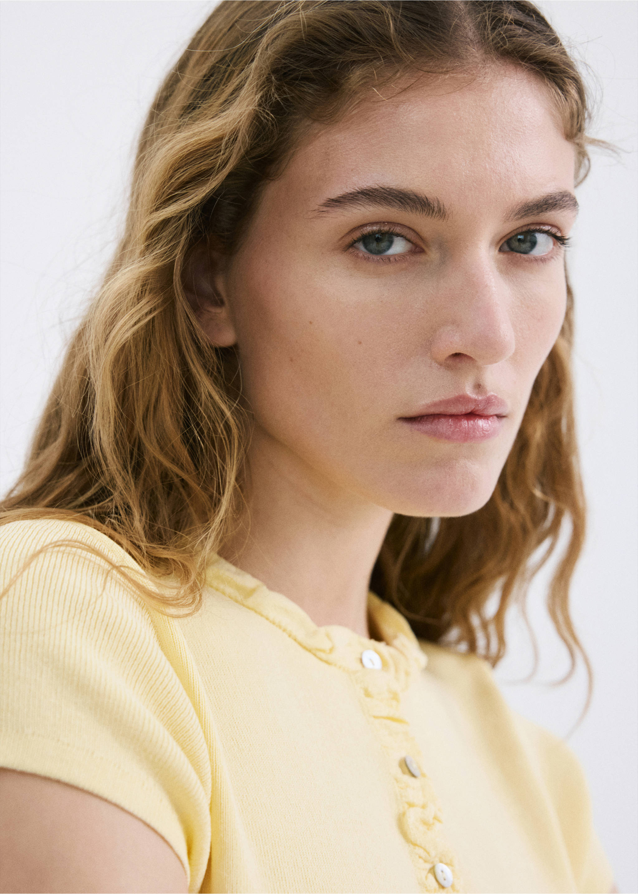 Fine knit sweater with buttons - Details of the article 1, Vanilla. Ref: 27017170-00.