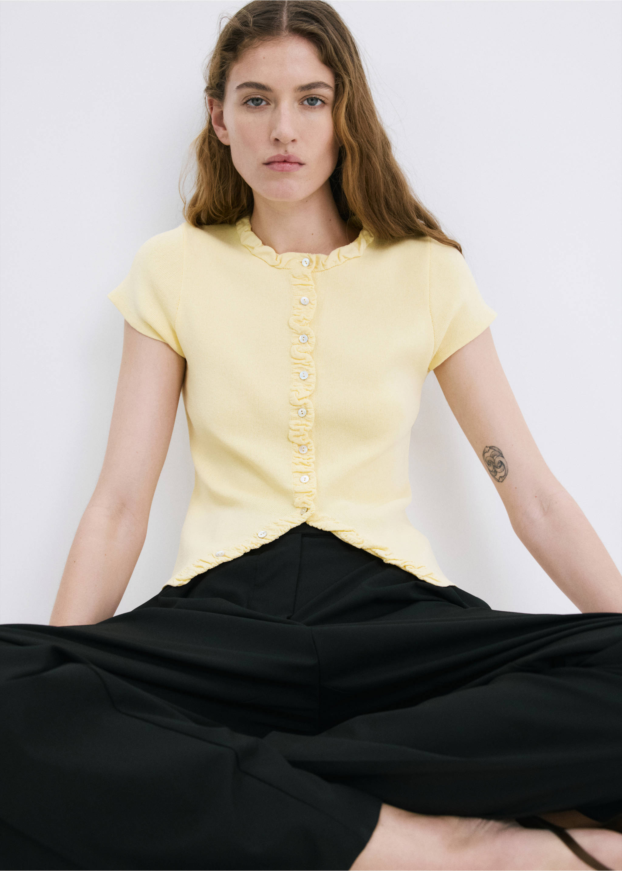 Fine knit sweater with buttons - Details of the article 2, Vanilla. Ref: 27017170-00.