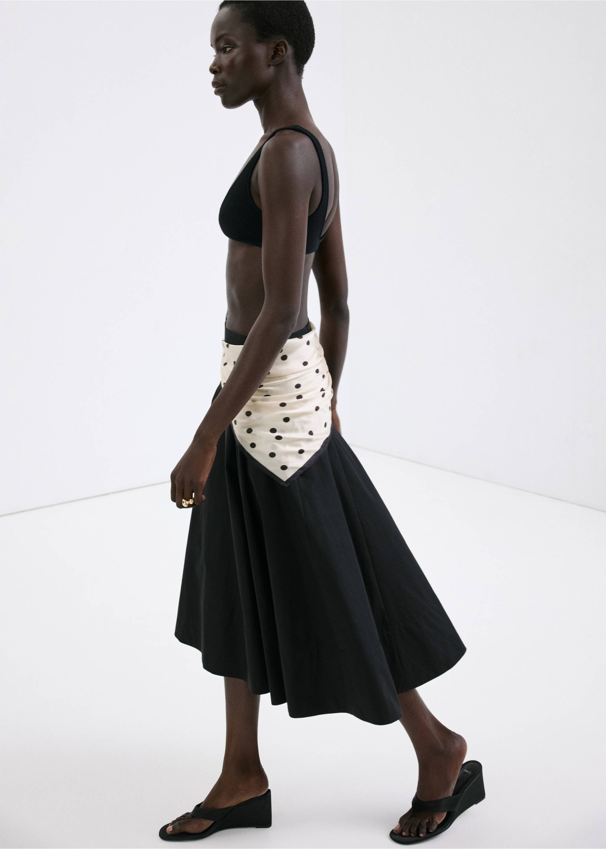 Mocador setinat de topos - Pla general, Negre. Ref: 27017787-00.