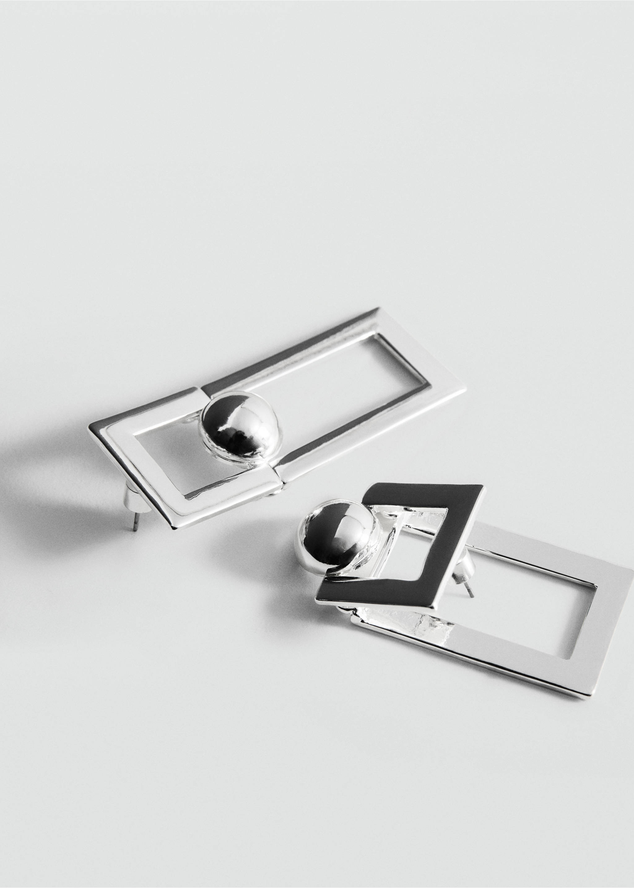 Серьги с металлическими подвесками - Средний план, Серебро. Ref: 27017796-00.