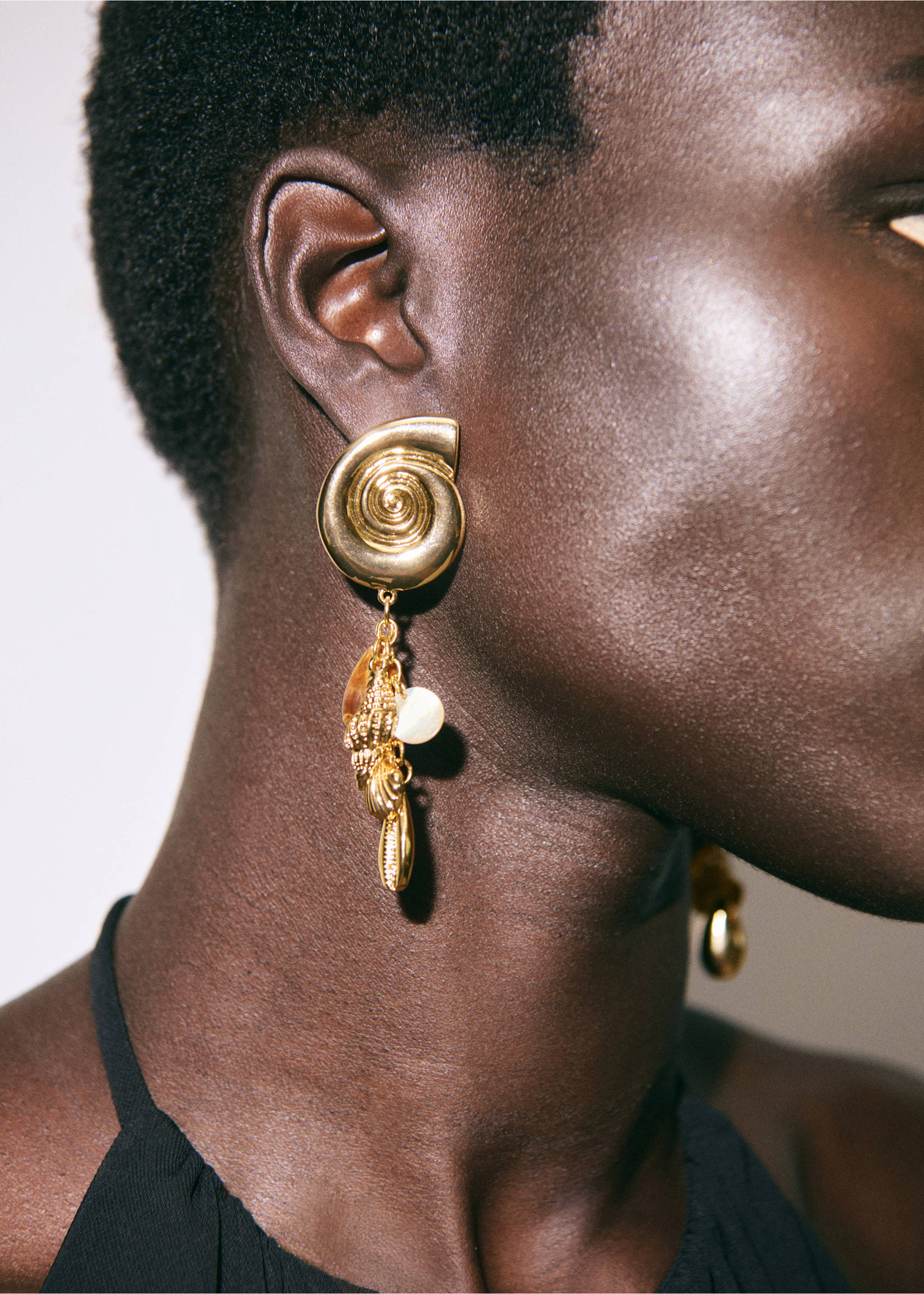 Shell pendant earrings - Details of the article 9, Gold. Ref: 27017797-00.