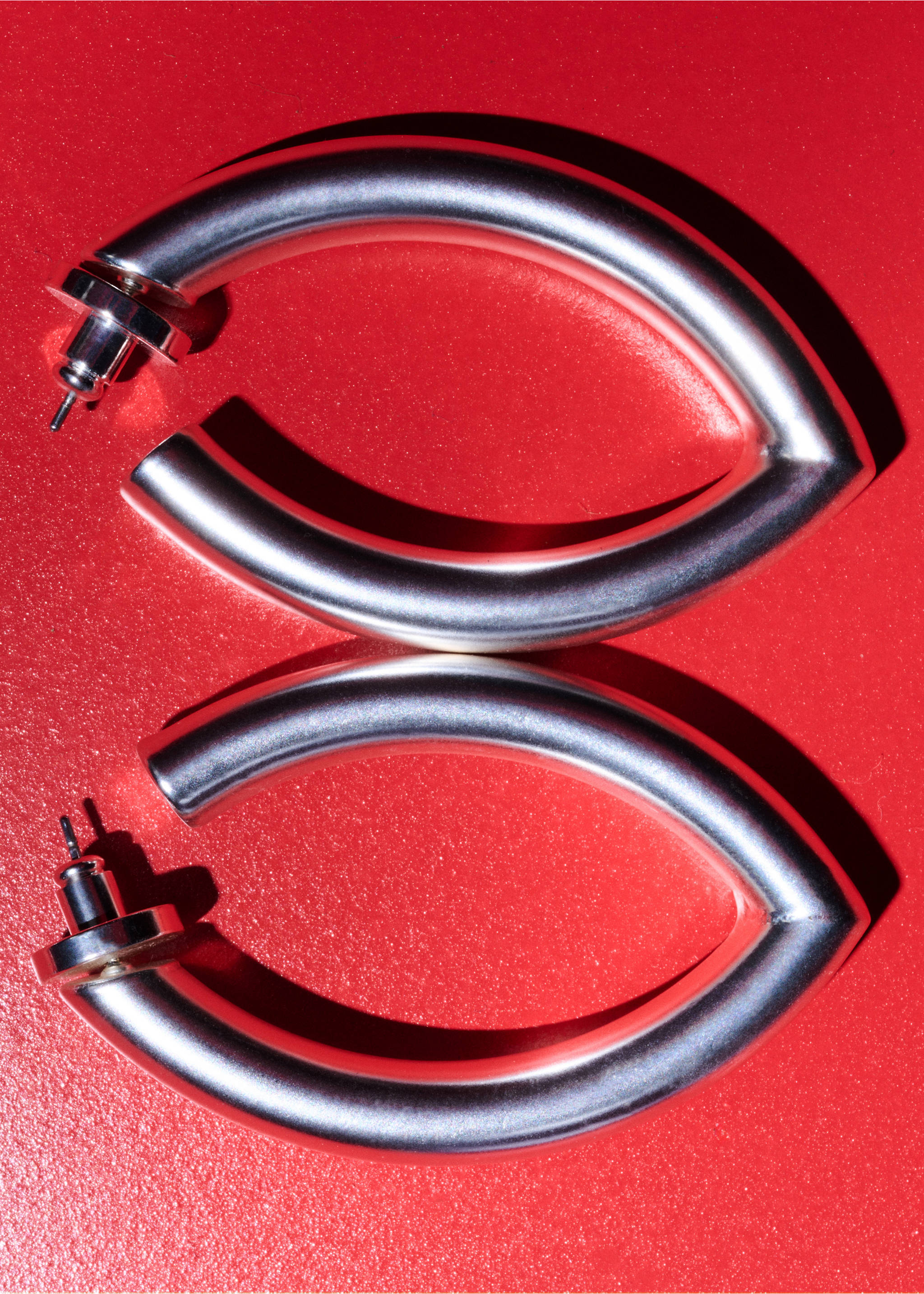 أقراط بطوق ملوي - رؤية عامة, فضي. Ref: 27017798-00.