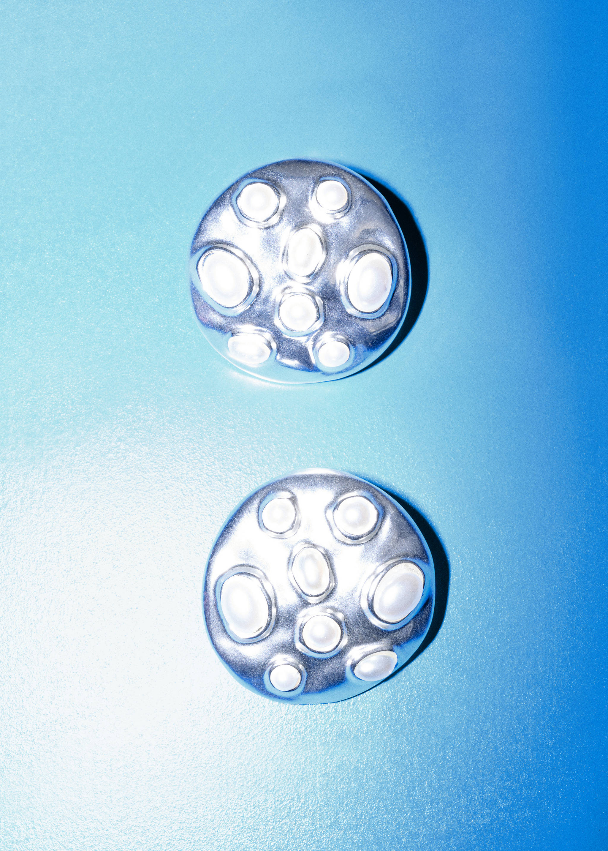 Boucles d'oreilles rondes avec ornements en cristaux - Plan général