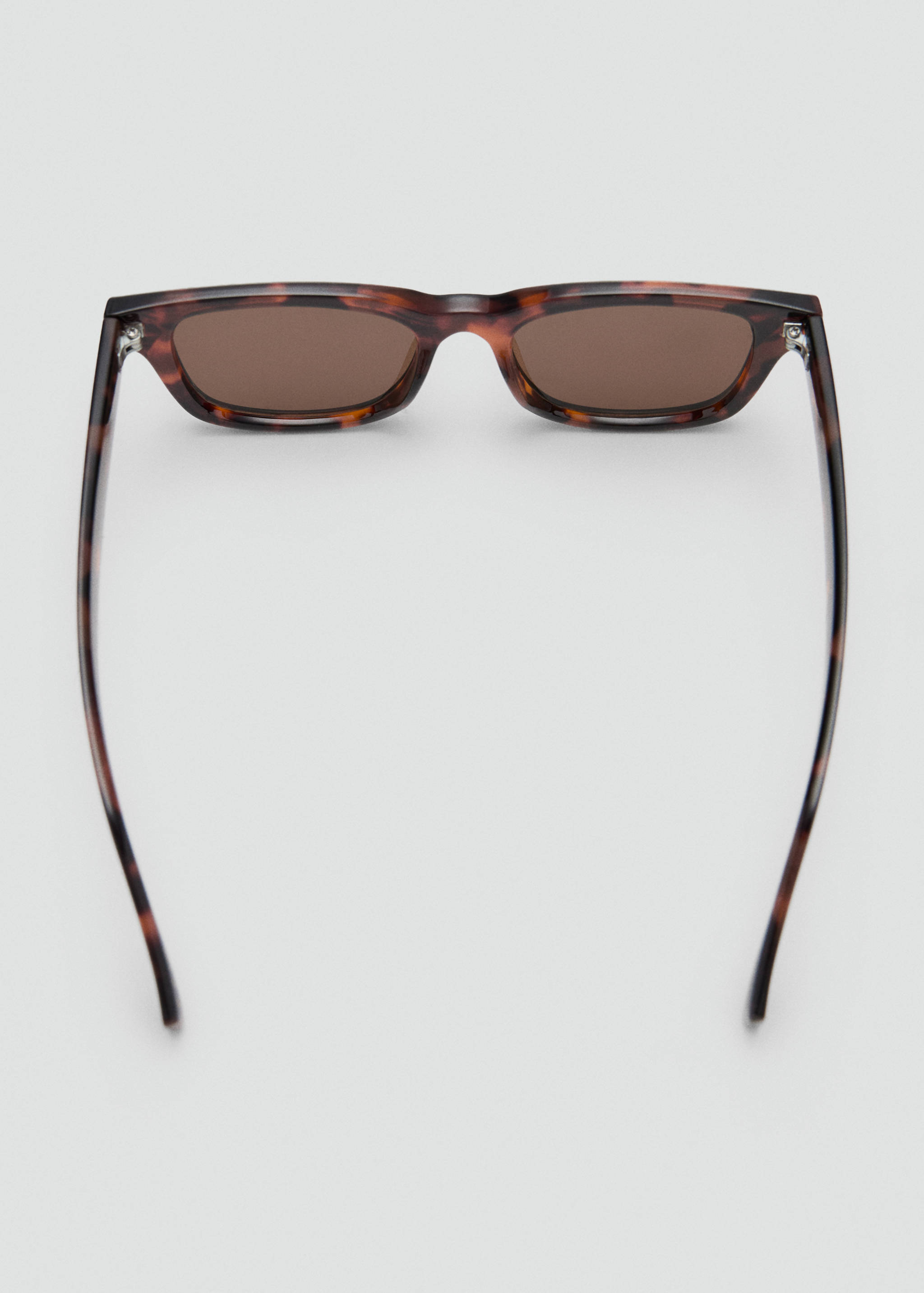 Солнцезащитные очки в пластиковой оправе - Деталь изделия 1