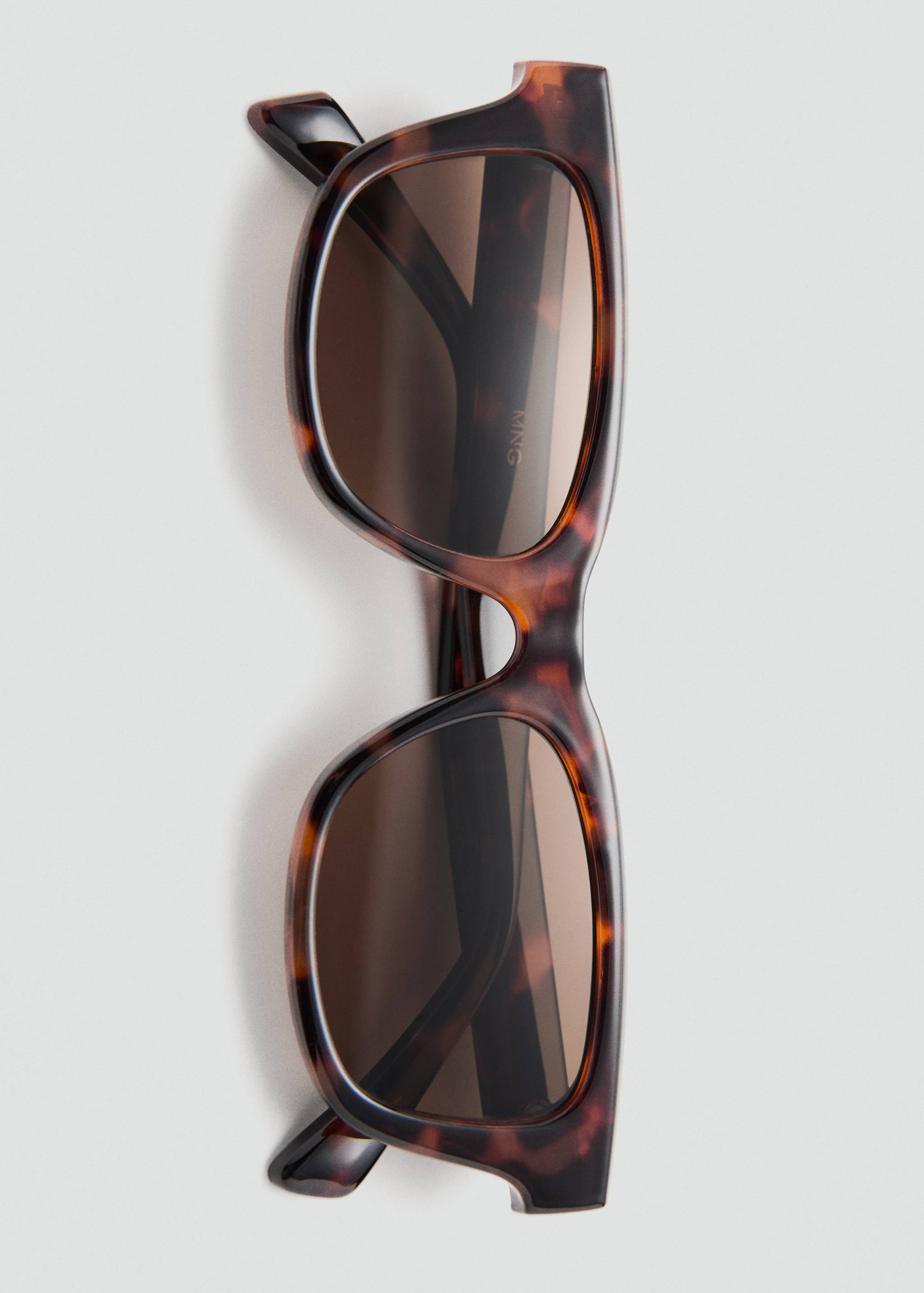 Солнцезащитные очки в пластиковой оправе - Деталь изделия 2