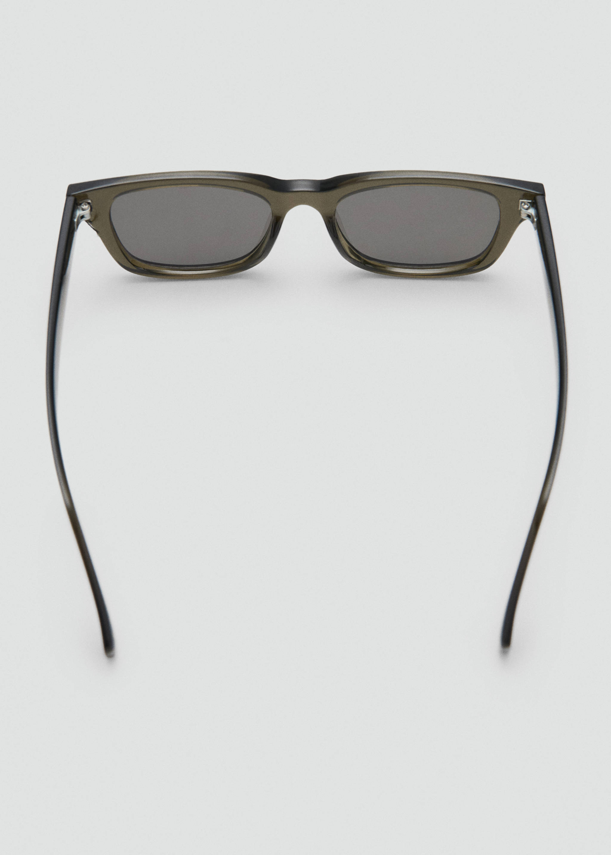 Солнцезащитные очки в пластиковой оправе - Деталь изделия 1