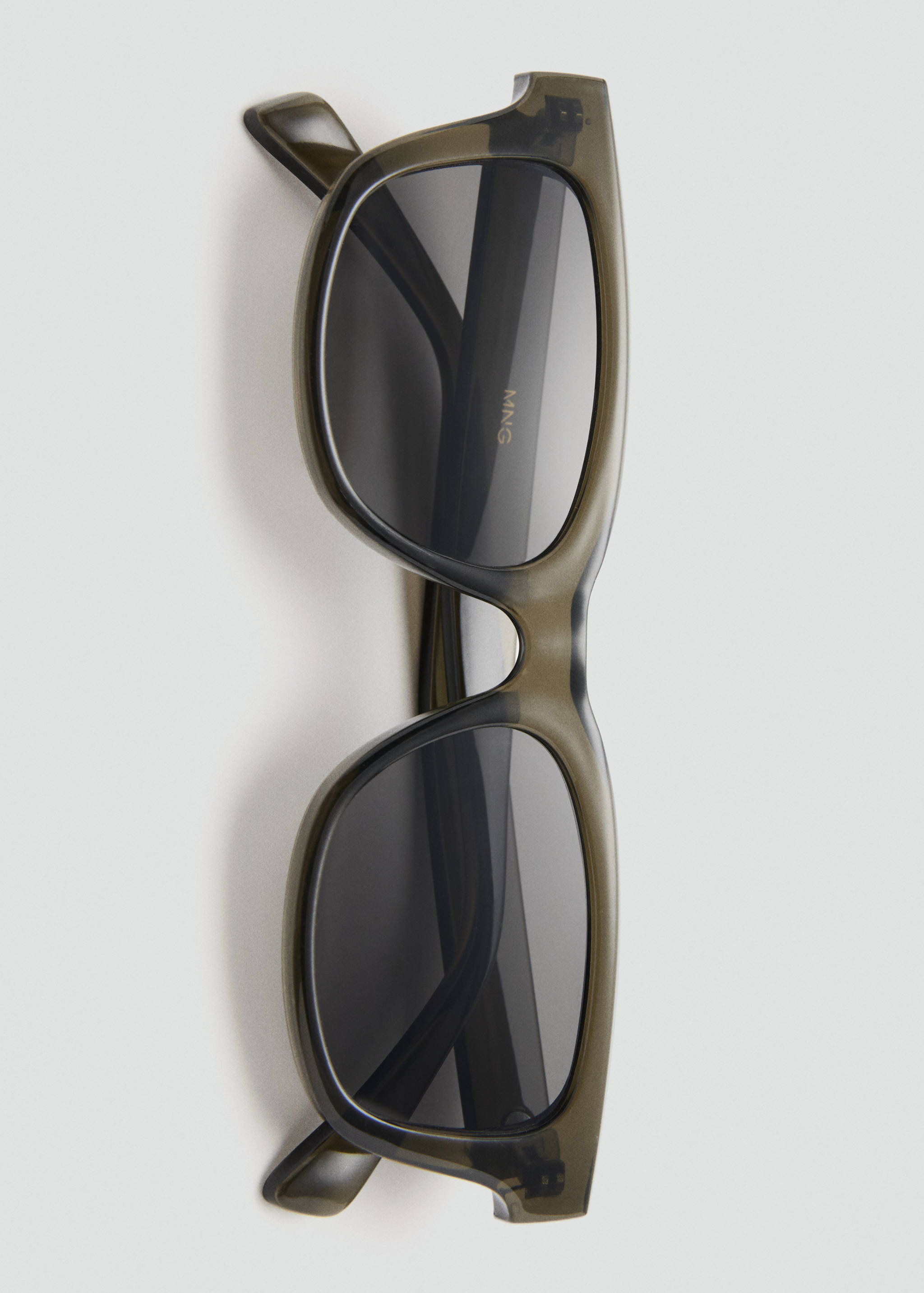 Солнцезащитные очки в пластиковой оправе - Деталь изделия 2