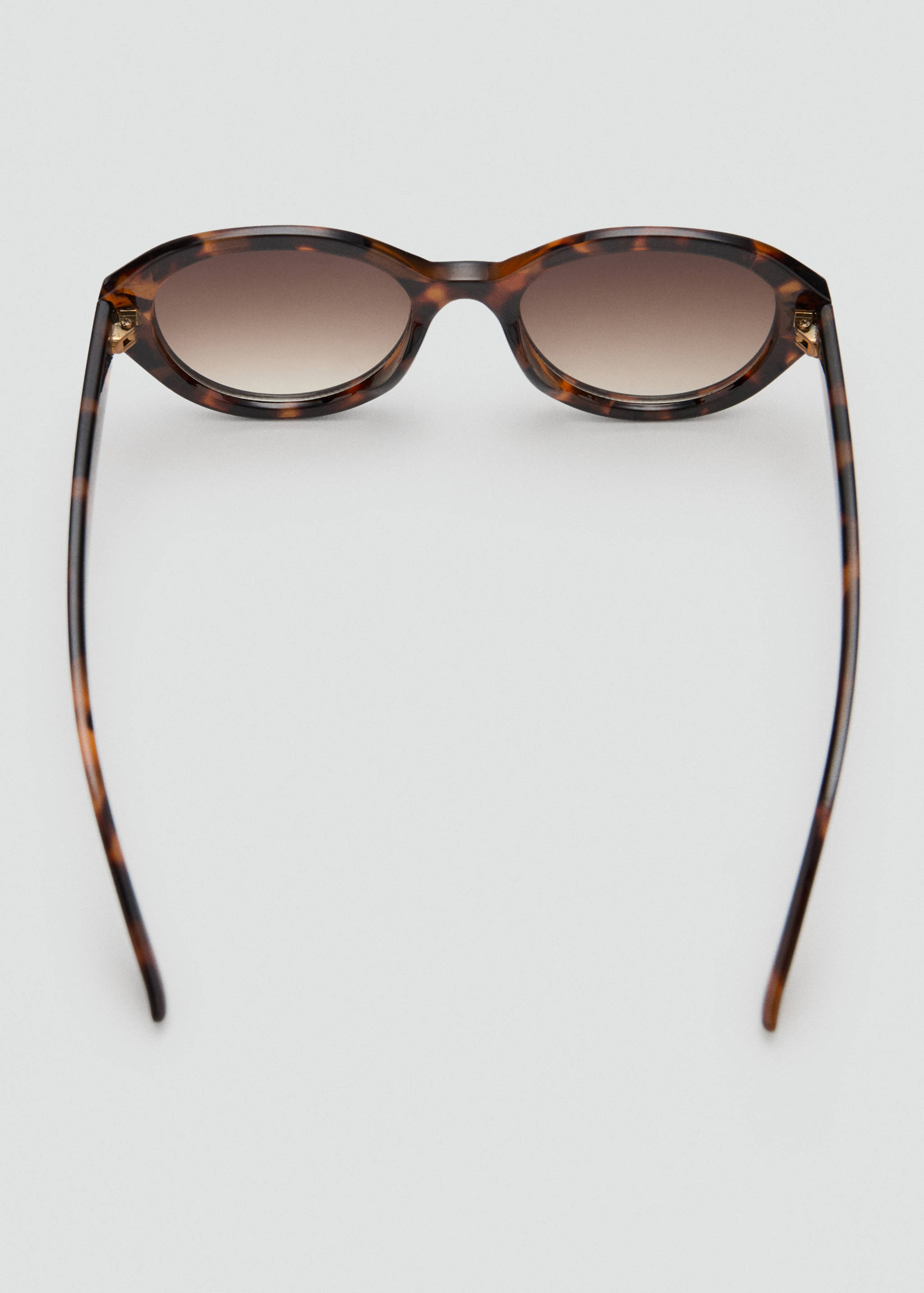 Солнцезащитные очки в пластиковой оправе - Деталь изделия 1