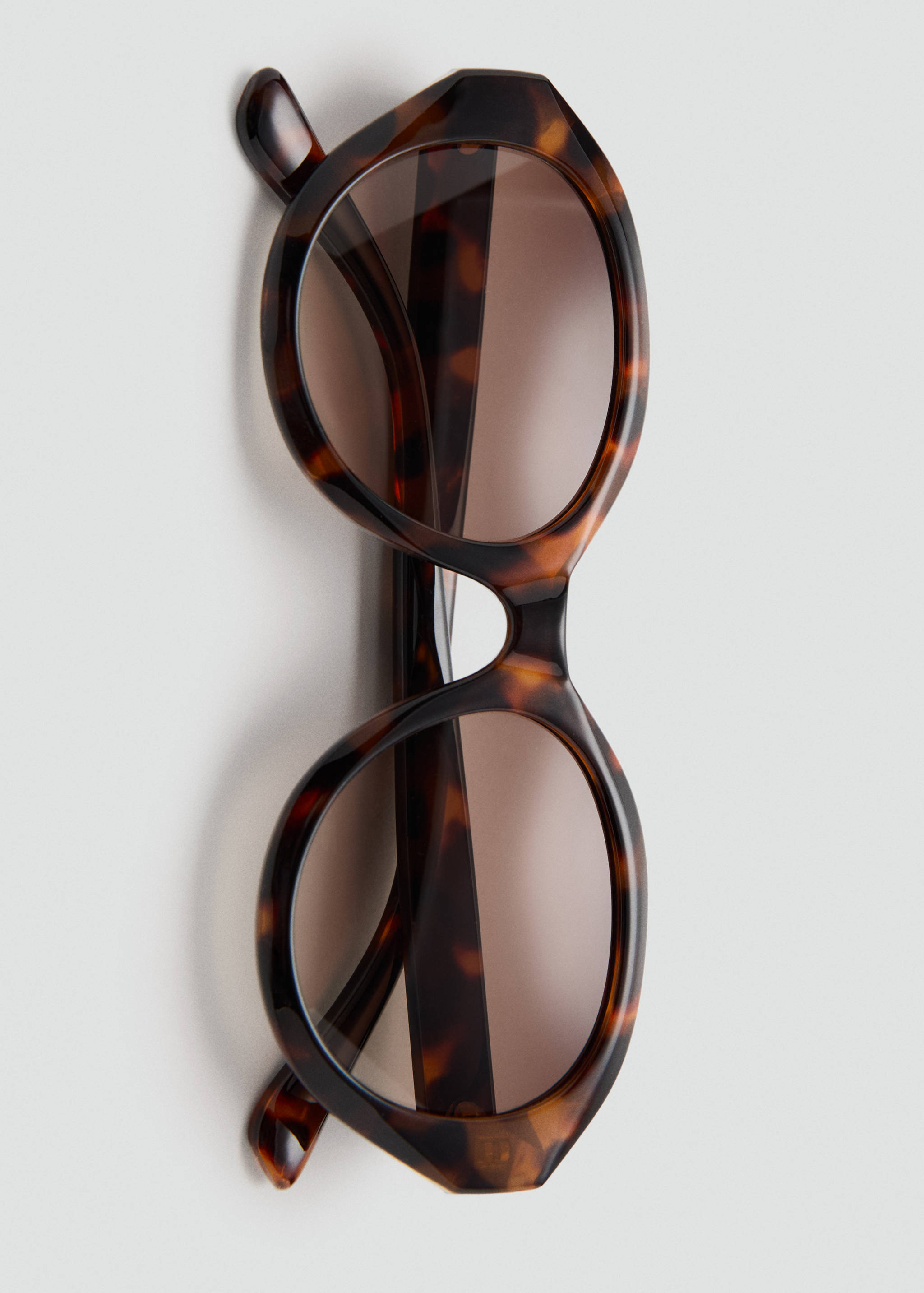 Солнцезащитные очки в пластиковой оправе - Деталь изделия 2