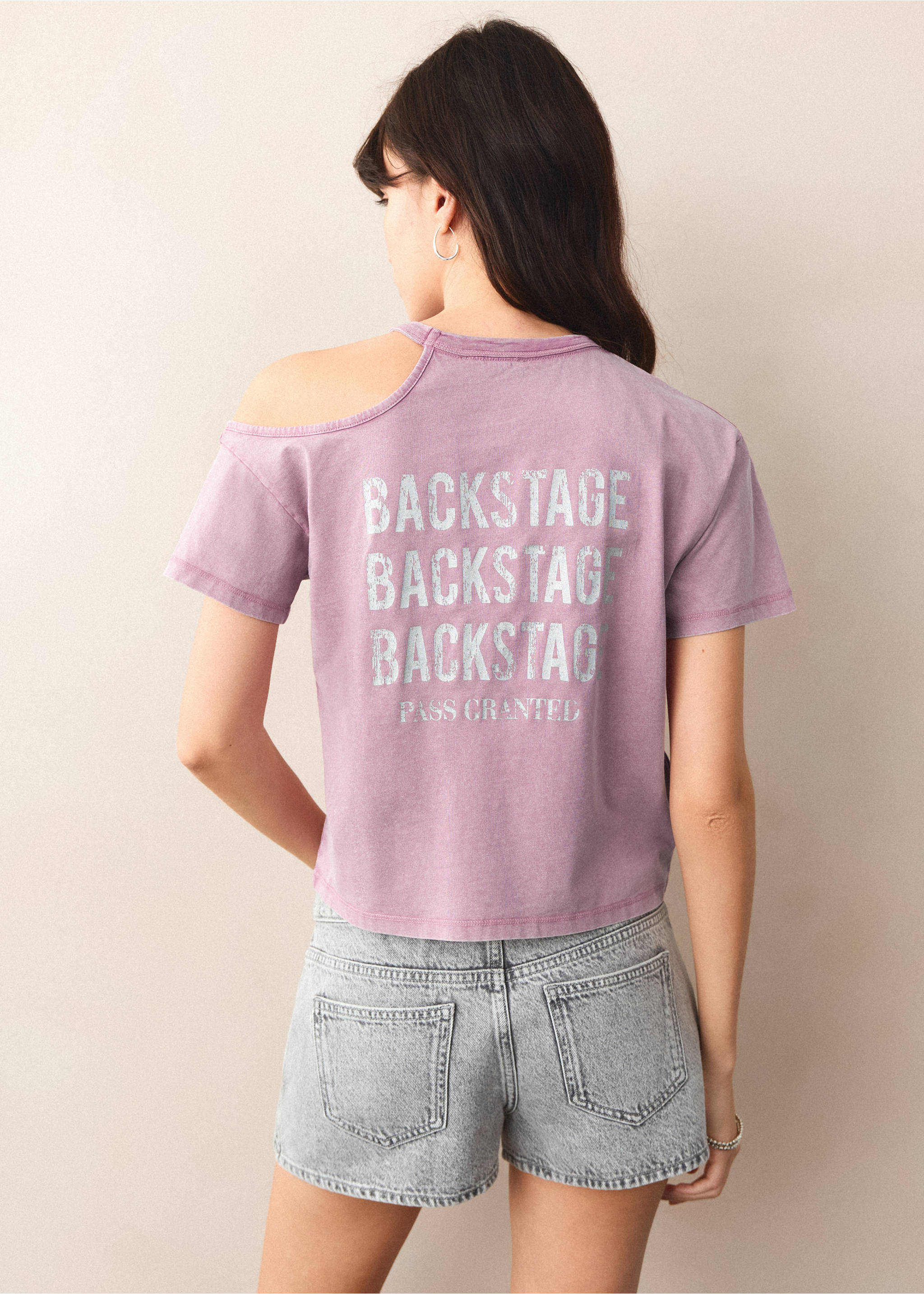 تيشيرت بتفاصيل كتف مكشوف - الجهة الخلفية للمنتج, وردي. Ref: 27017908-00.