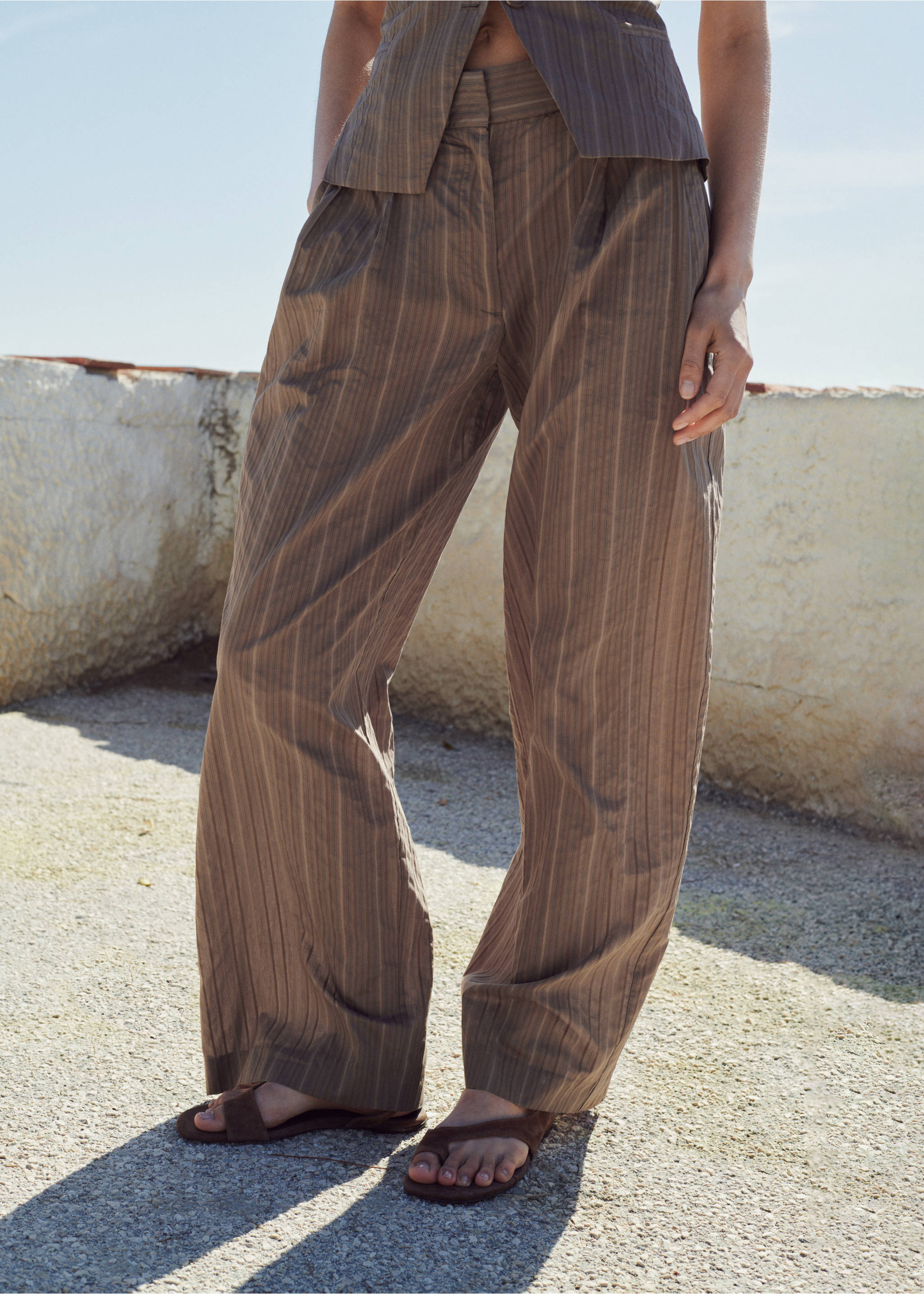 High-waist straight trousers - Medium plane, Brown. Ref: 27017942-00.