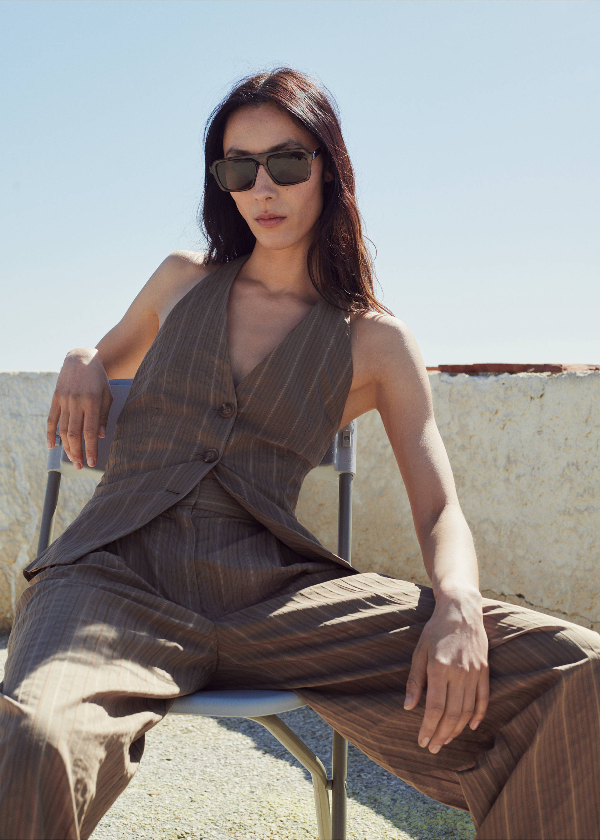 High-waist straight trousers - Details of the article 1, Brown. Ref: 27017942-00.