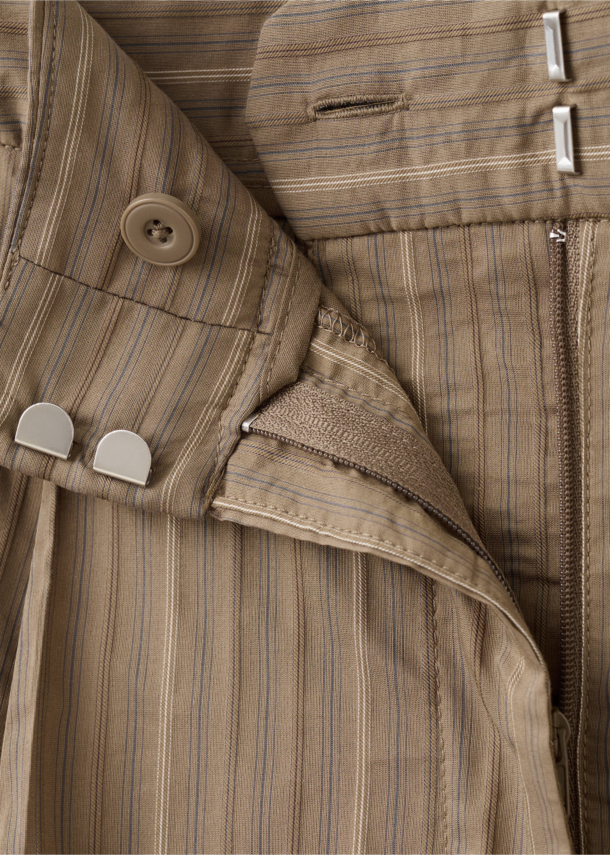 High-waist straight trousers - Details of the article 8, Brown. Ref: 27017942-00.