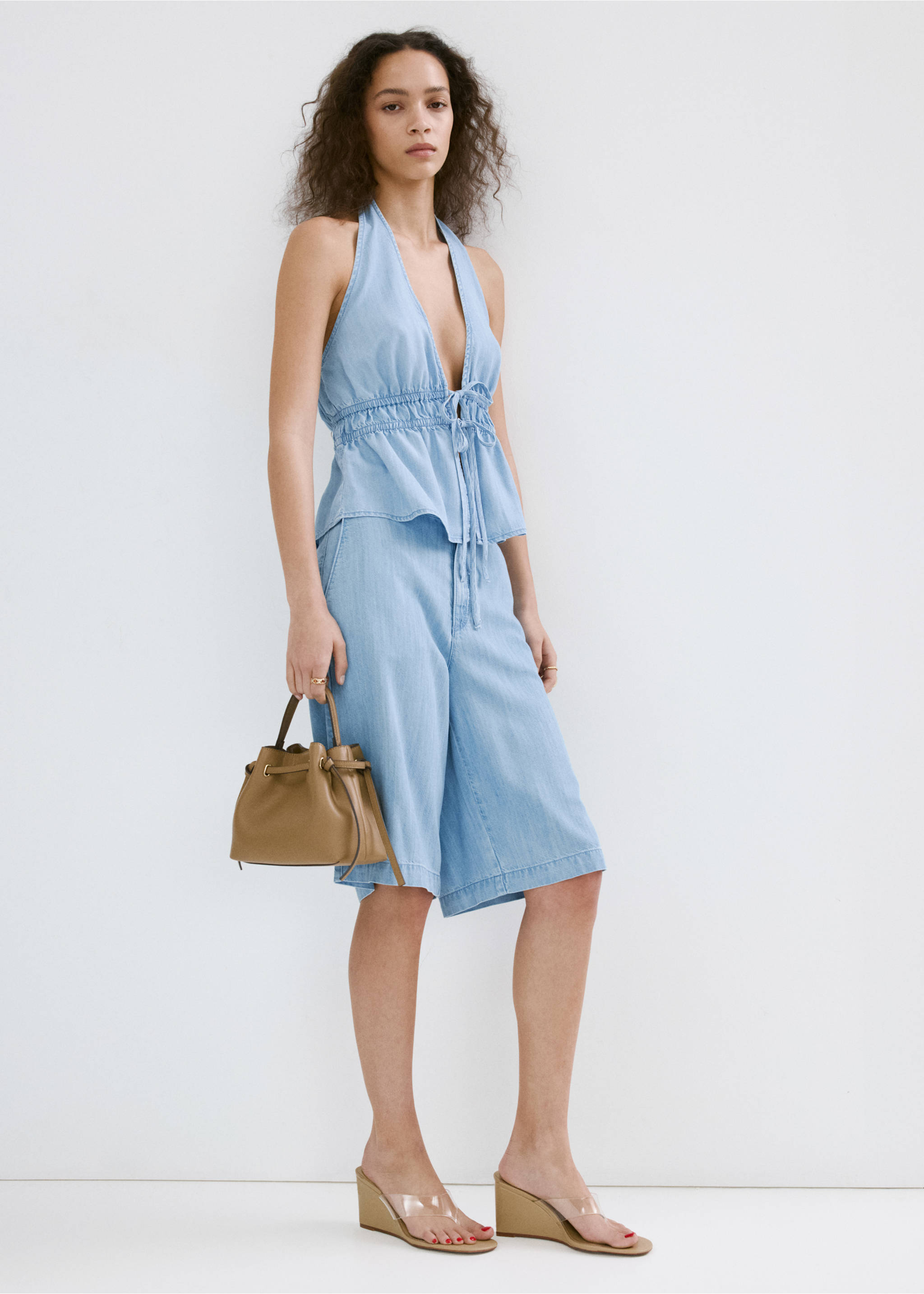 V-neck denim top with bow - Details of the article 6, Light Blue. Ref: 27019057-00.