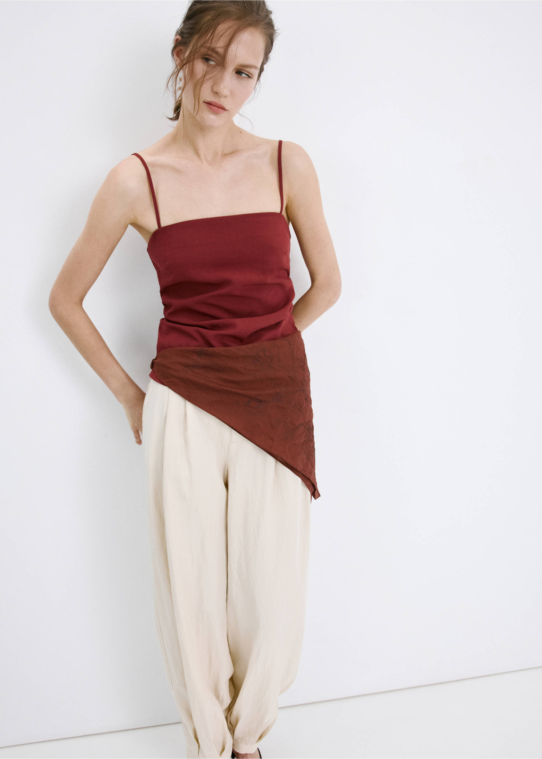 Square-neck strappy top - Details of the article 2, Red. Ref: 27019059-00.