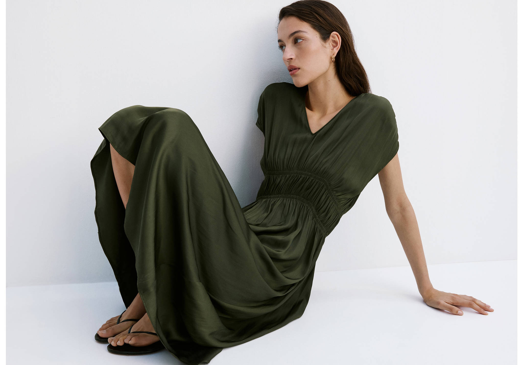 Vestido midi fruncidos - Plano panorámico