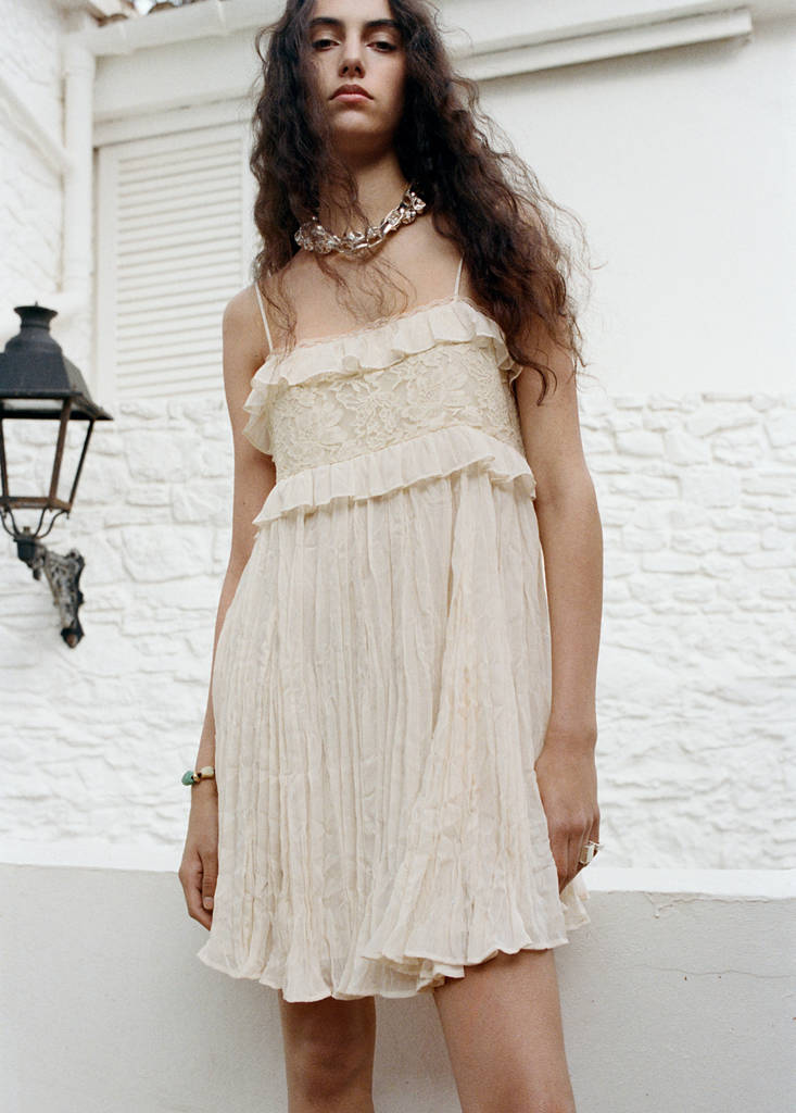 Wrinkled effect lace dress — Beige