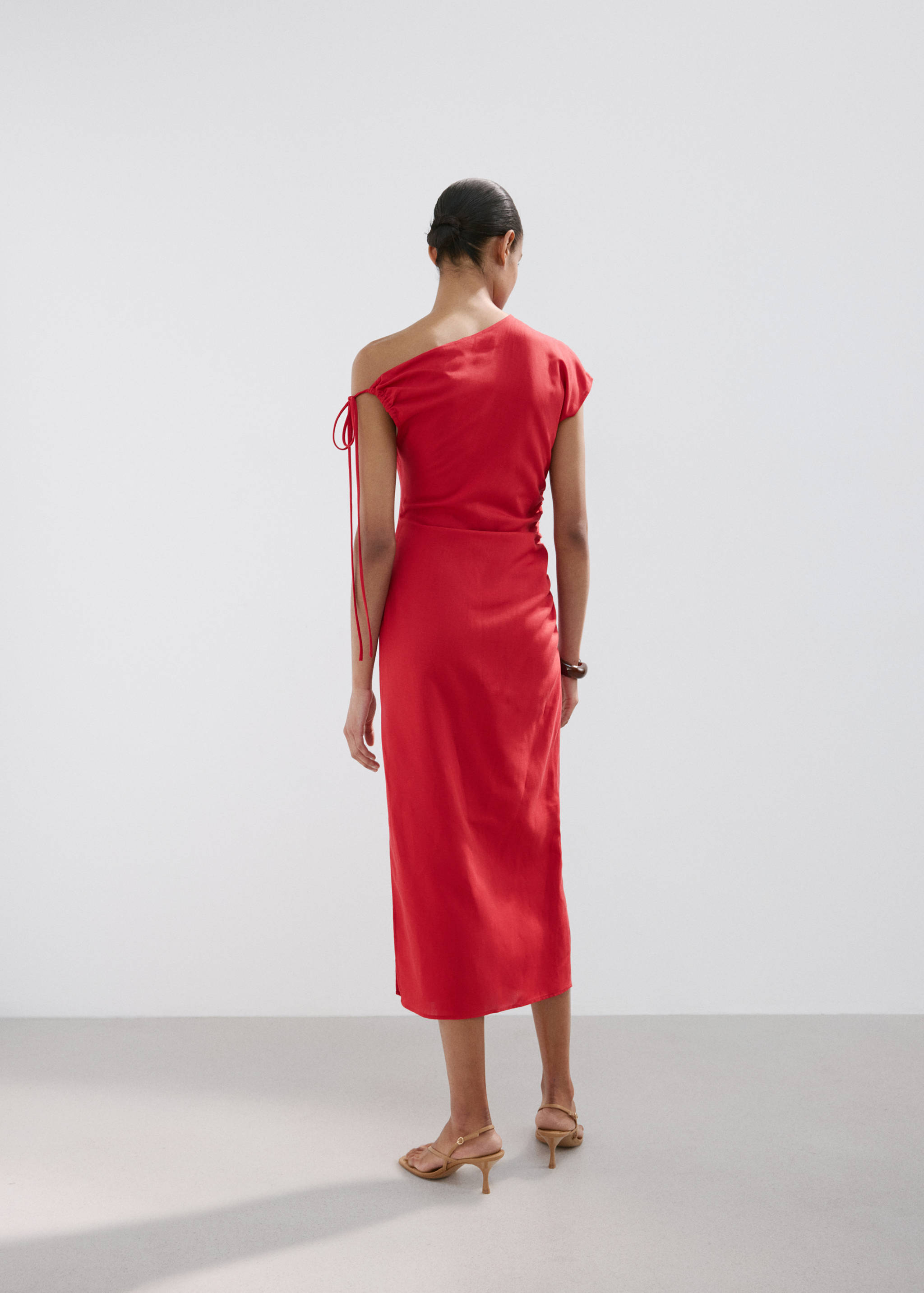 Asymmetric side ruched dress - Reverse of the article