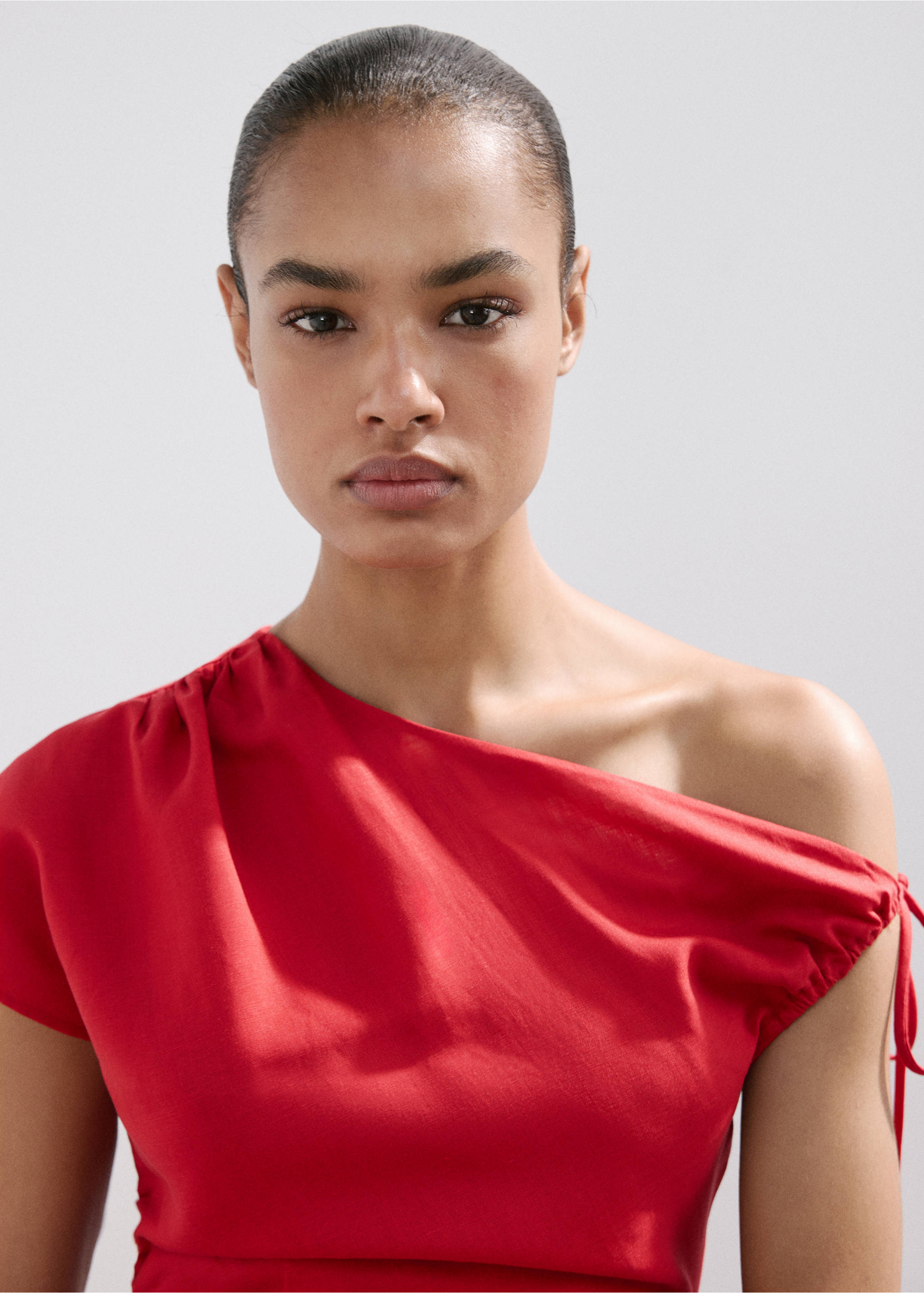 Asymmetric side ruched dress - Details of the article 1, Red. Ref: 27019073-00.