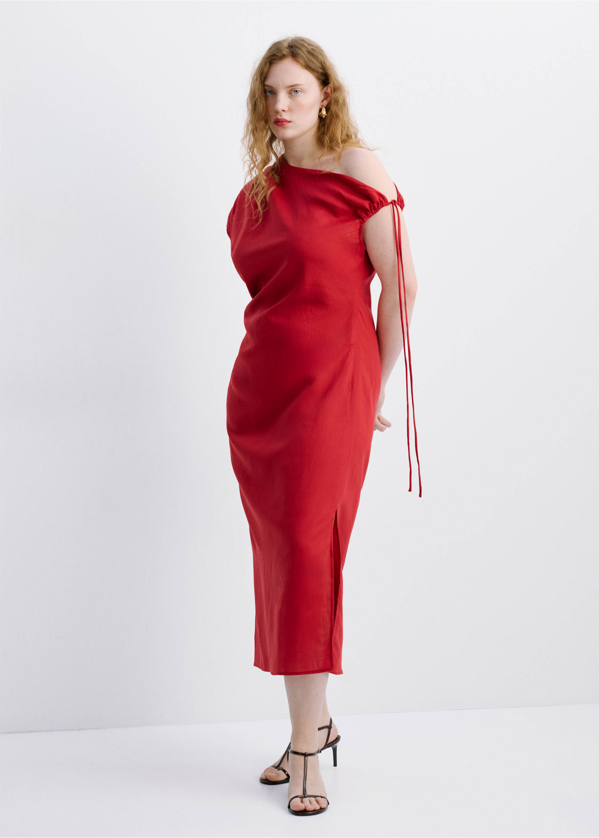 Asymmetric side ruched dress - Details of the article 3, Red. Ref: 27019073-00.