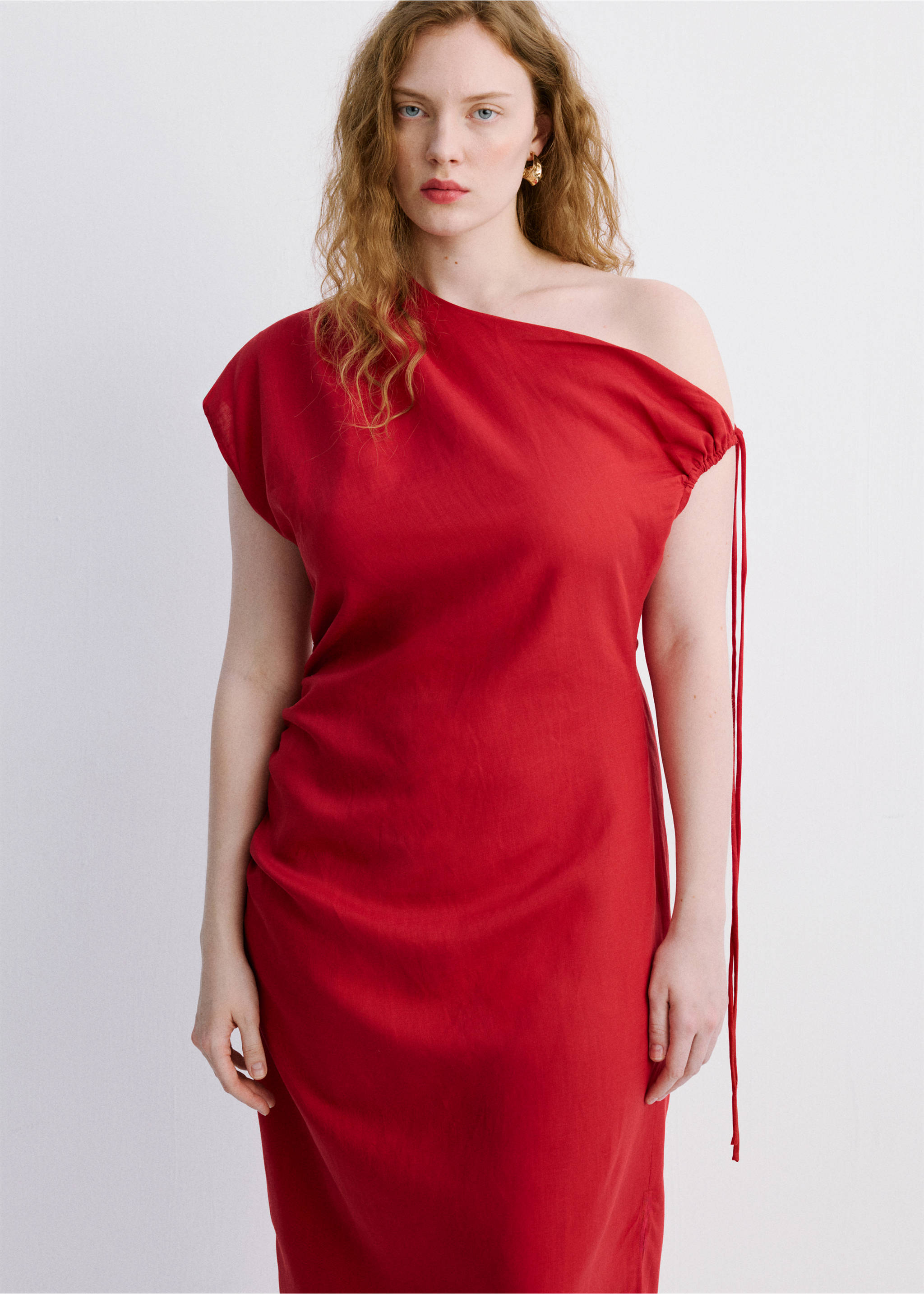 Asymmetric side ruched dress - Details of the article 5, Red. Ref: 27019073-00.