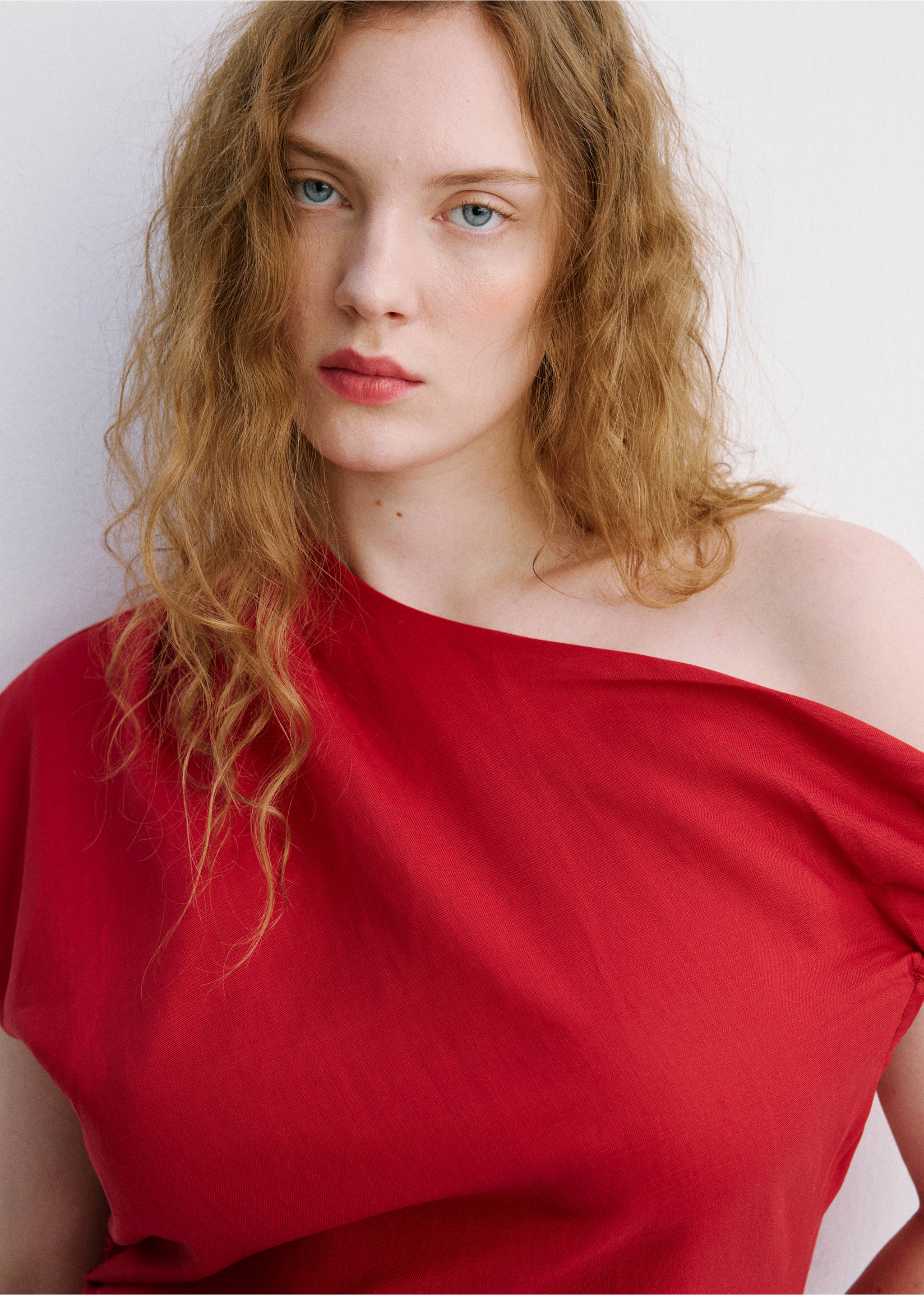 Asymmetric side ruched dress - Details of the article 4, Red. Ref: 27019073-00.