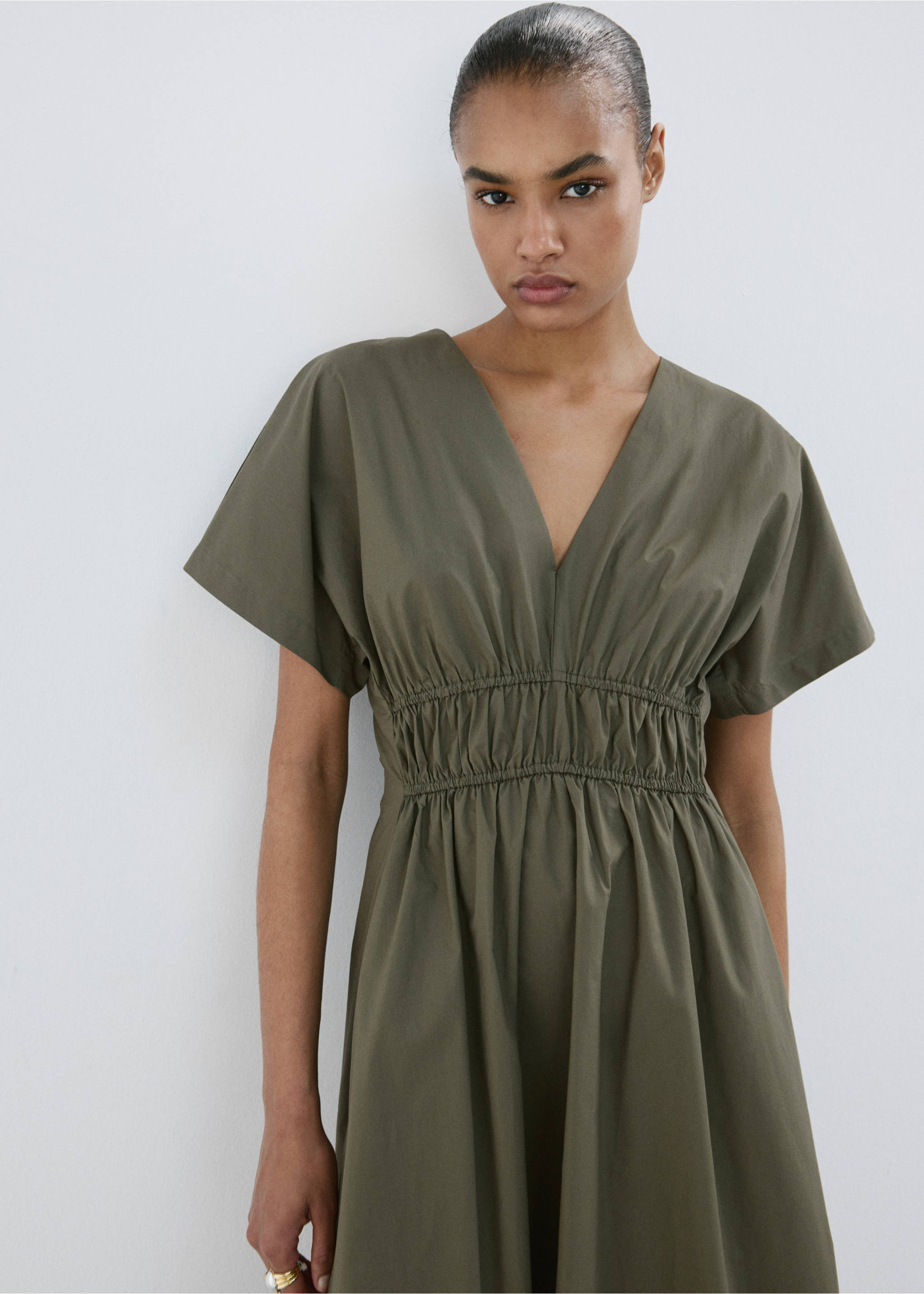 Robe coton col V - Plan moyen, Kaki. Ref: 27019079-00.