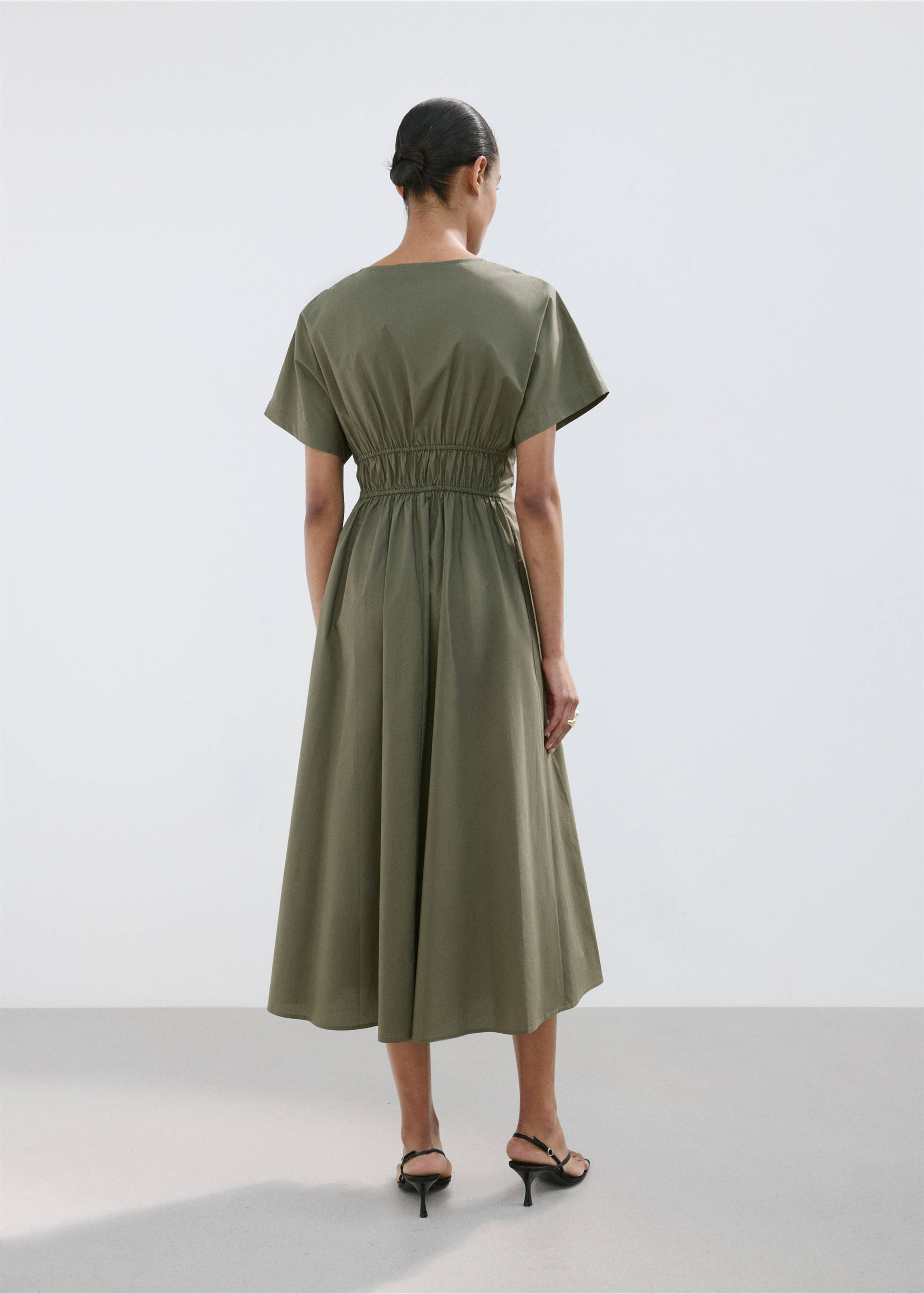 Robe coton col V - Verso de l’article, Kaki. Ref: 27019079-00.