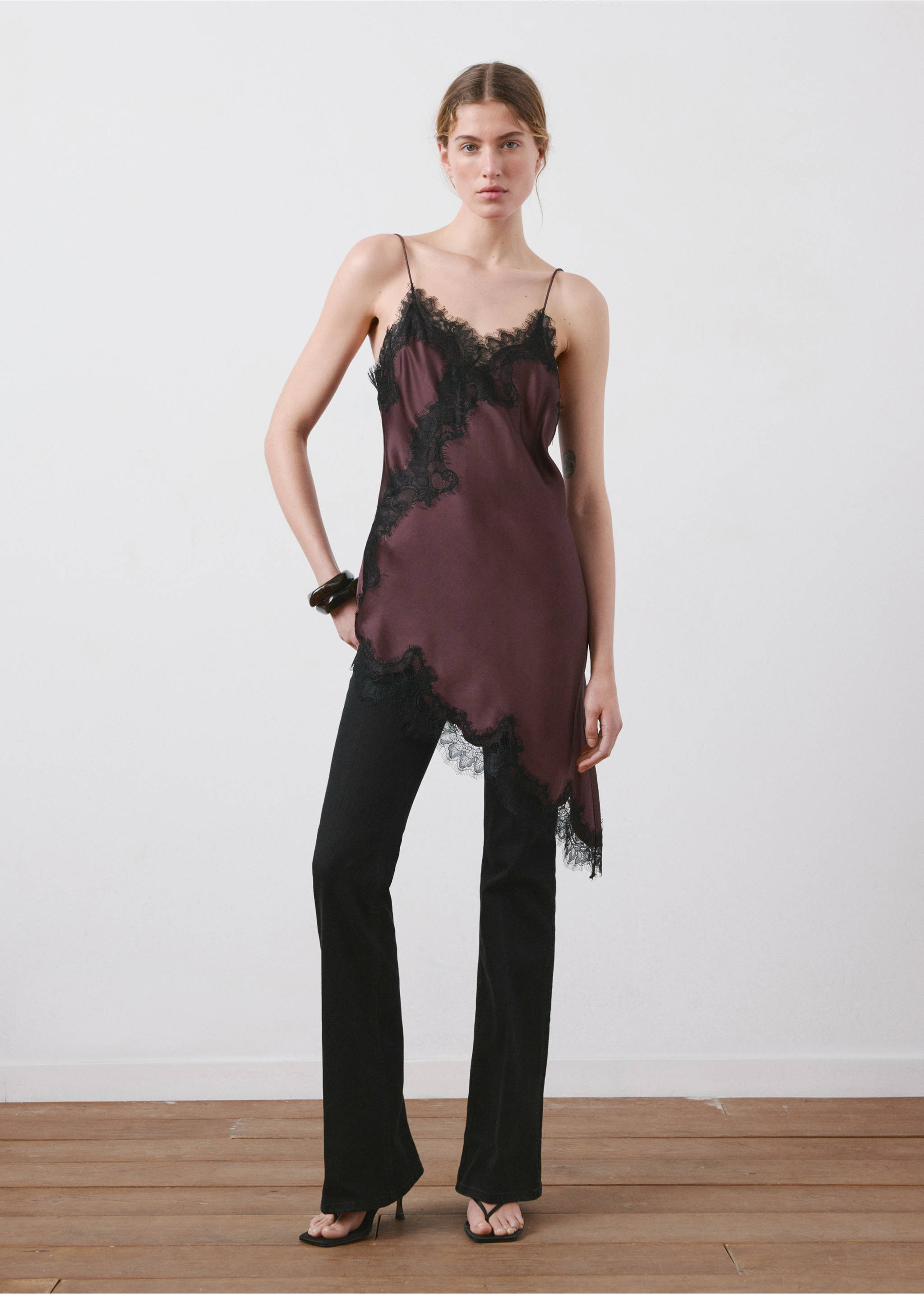 Джинсы Violetа с высокой посадкой, расклешенные от колена - Общий план, Черный деним. Ref: 27021192-00.