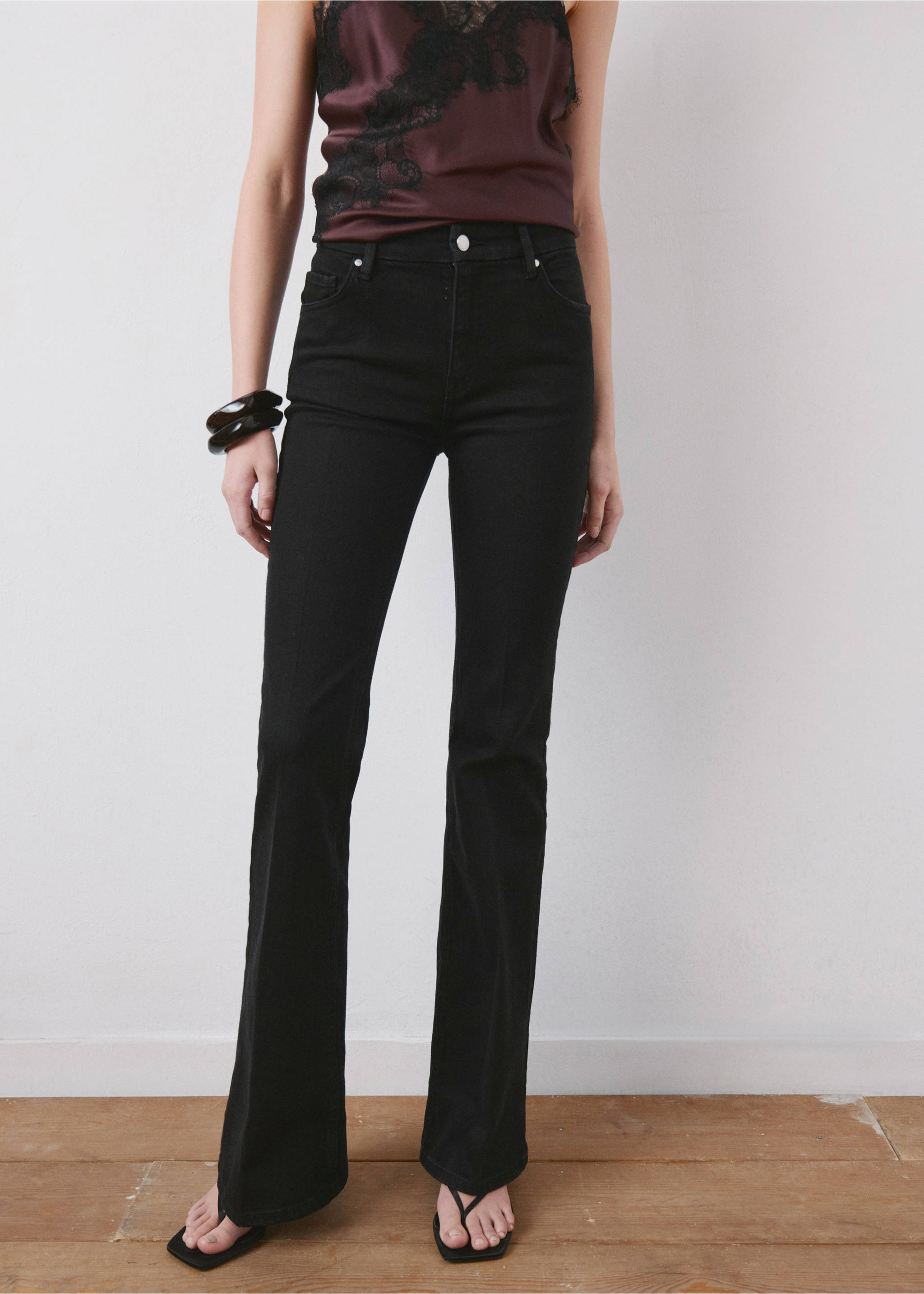 Джинсы Violetа с высокой посадкой, расклешенные от колена - Средний план, Черный деним. Ref: 27021192-00.