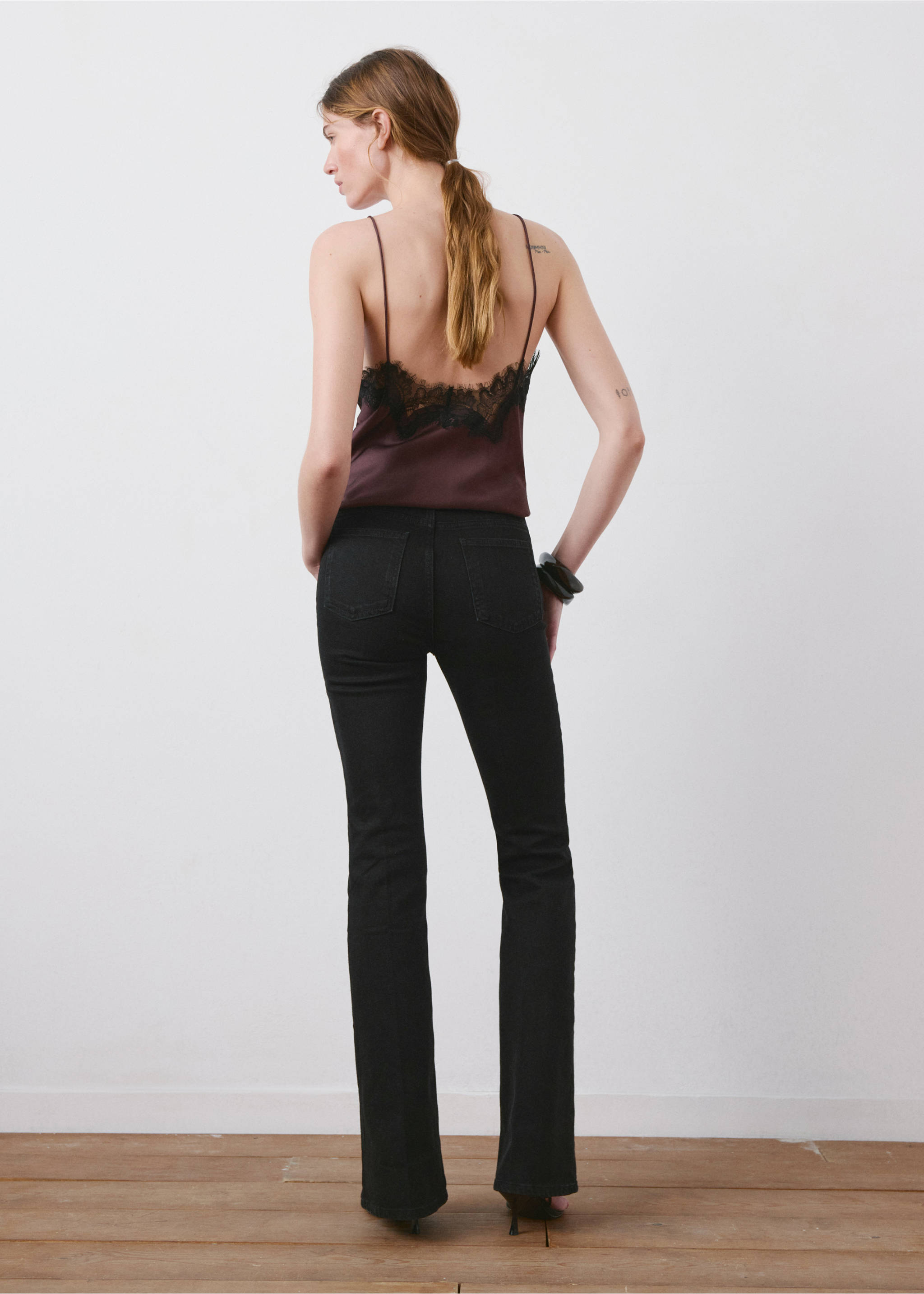 Джинсы Violetа с высокой посадкой, расклешенные от колена - Обратная сторона изделия, Черный деним. Ref: 27021192-00.