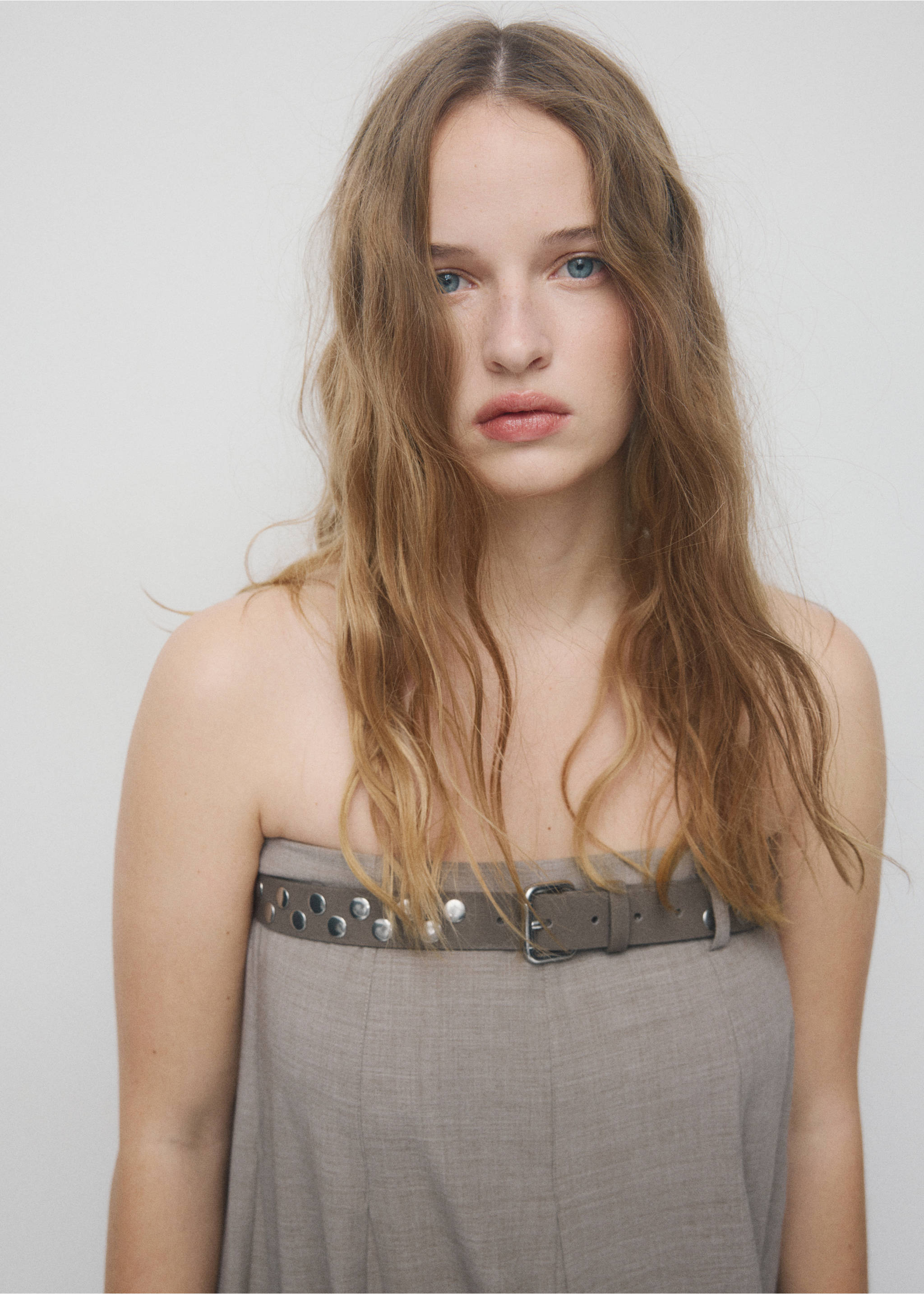 Suede belt with studs - Details of the article 9, Medium Brown. Ref: 27021214-00.