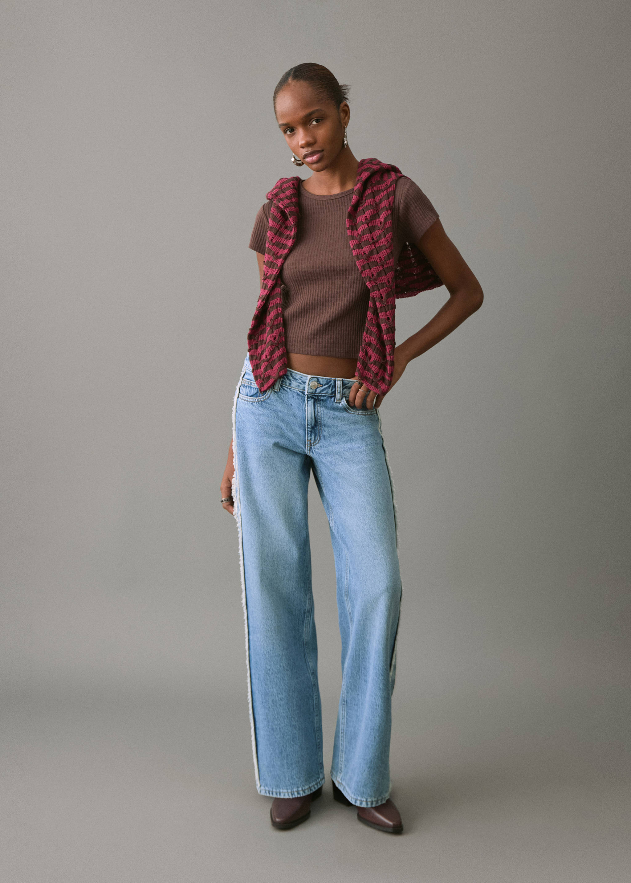 Frayed low-waist jeans - General plane