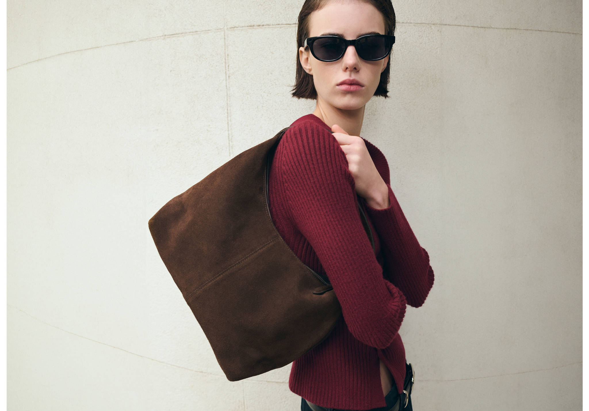 Τσάντα ώμου από σουέντ με ραφές - Πανοραμικό πλάνο