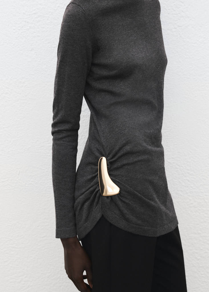 Turtleneck sweater with brooch — Charcoal