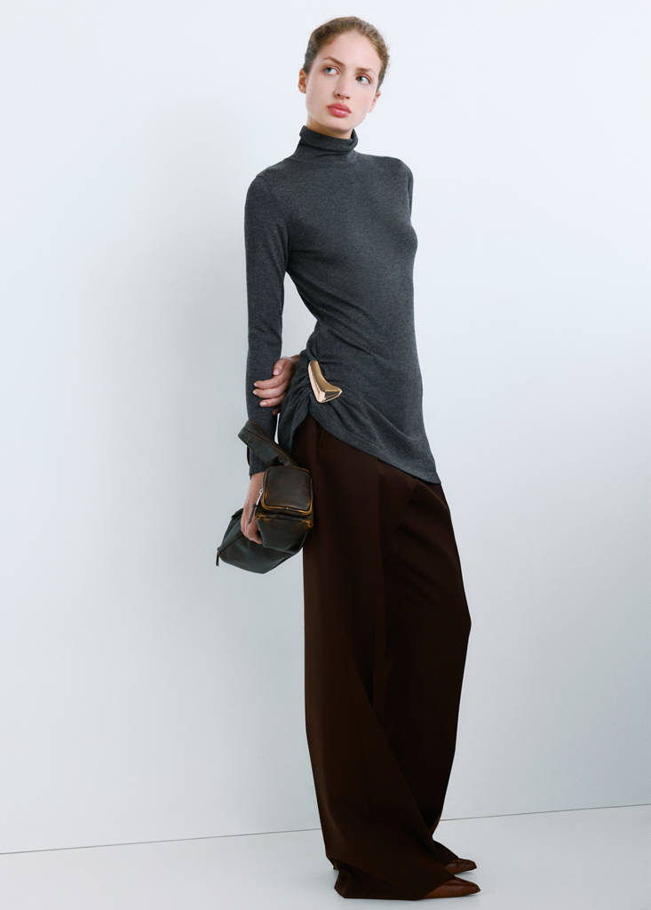 Turtleneck sweater with brooch — Charcoal