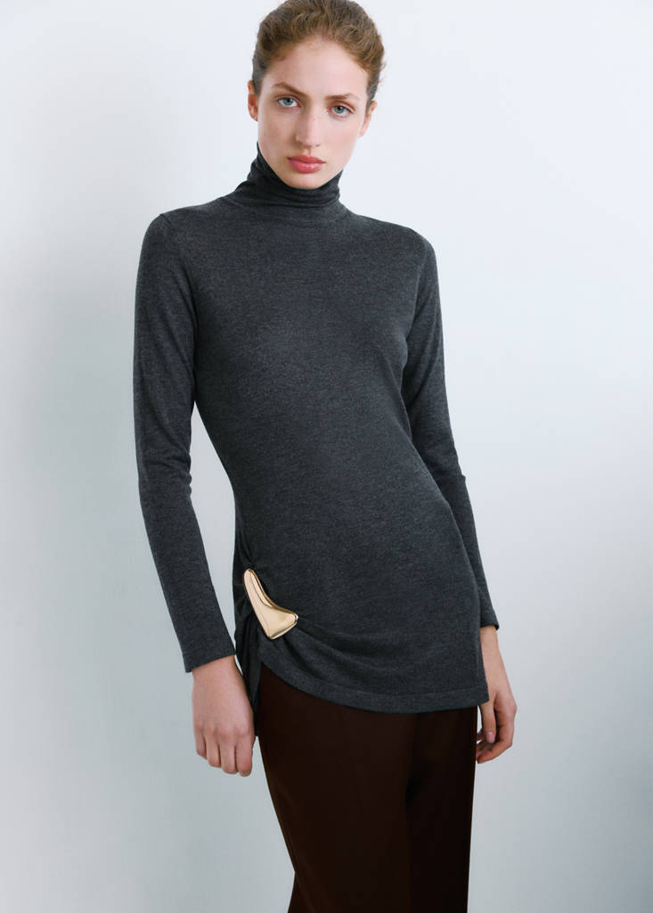 Turtleneck sweater with brooch — Charcoal