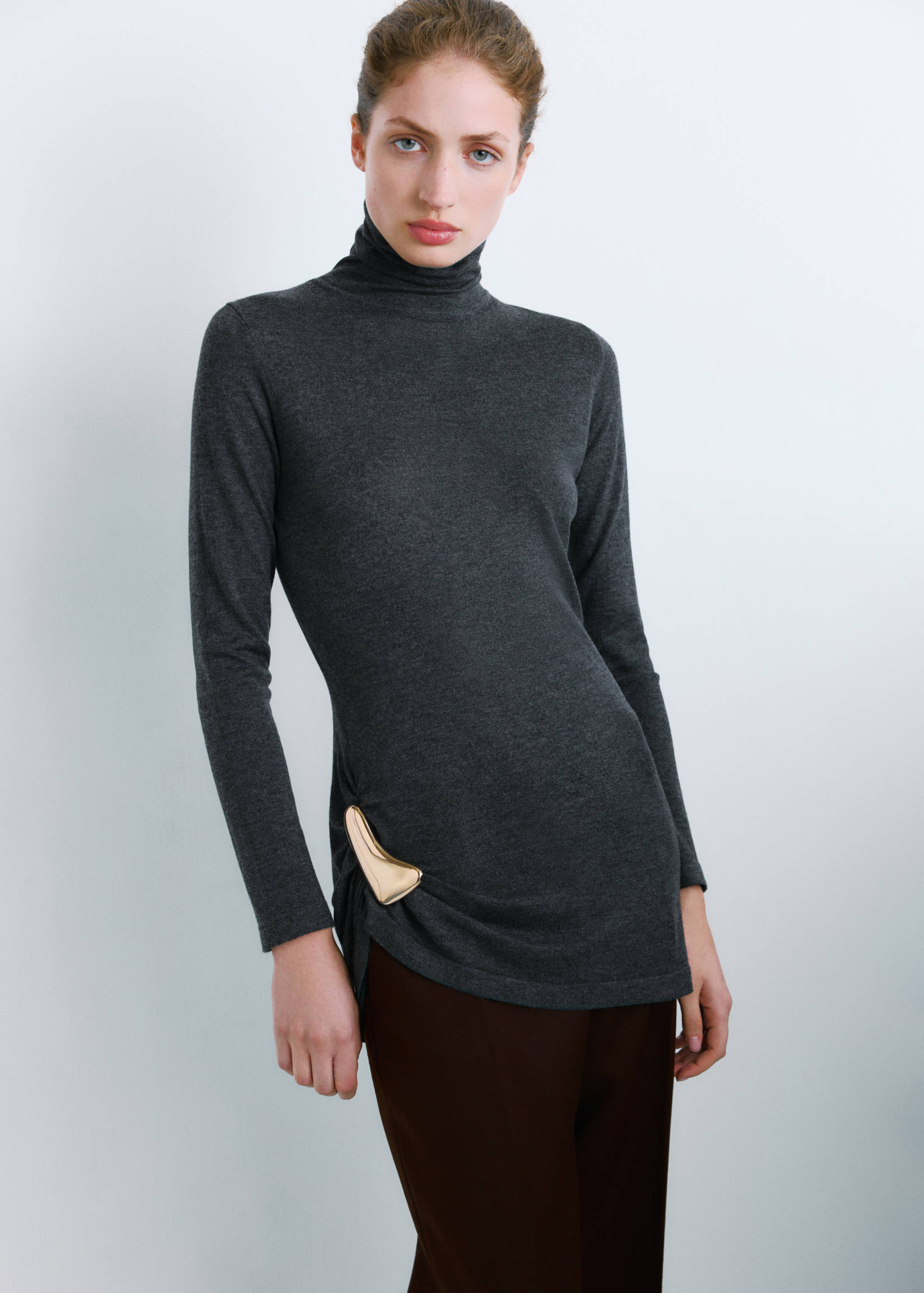 Turtleneck sweater with brooch - Medium plane