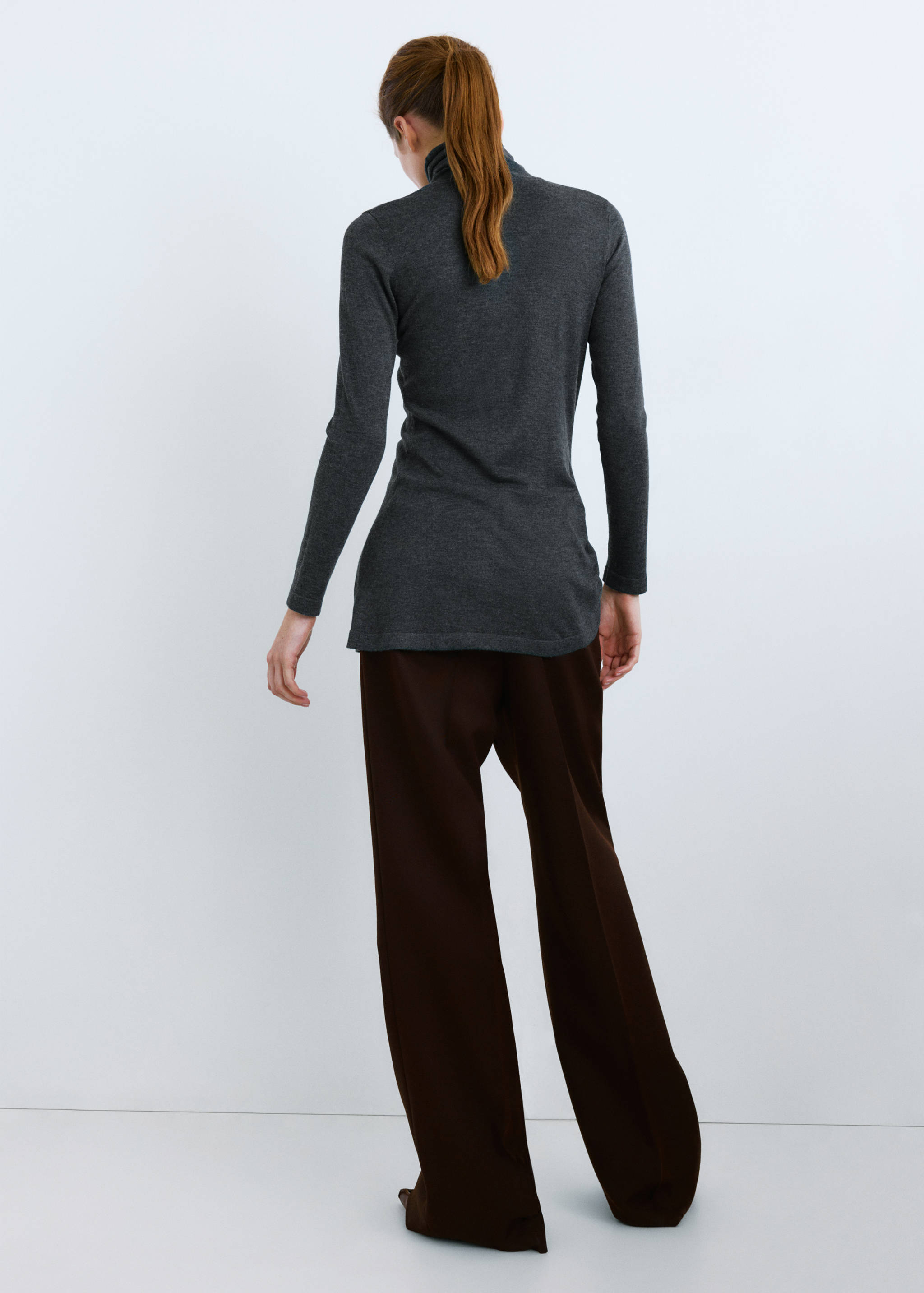 Turtleneck sweater with brooch - Reverse of the article