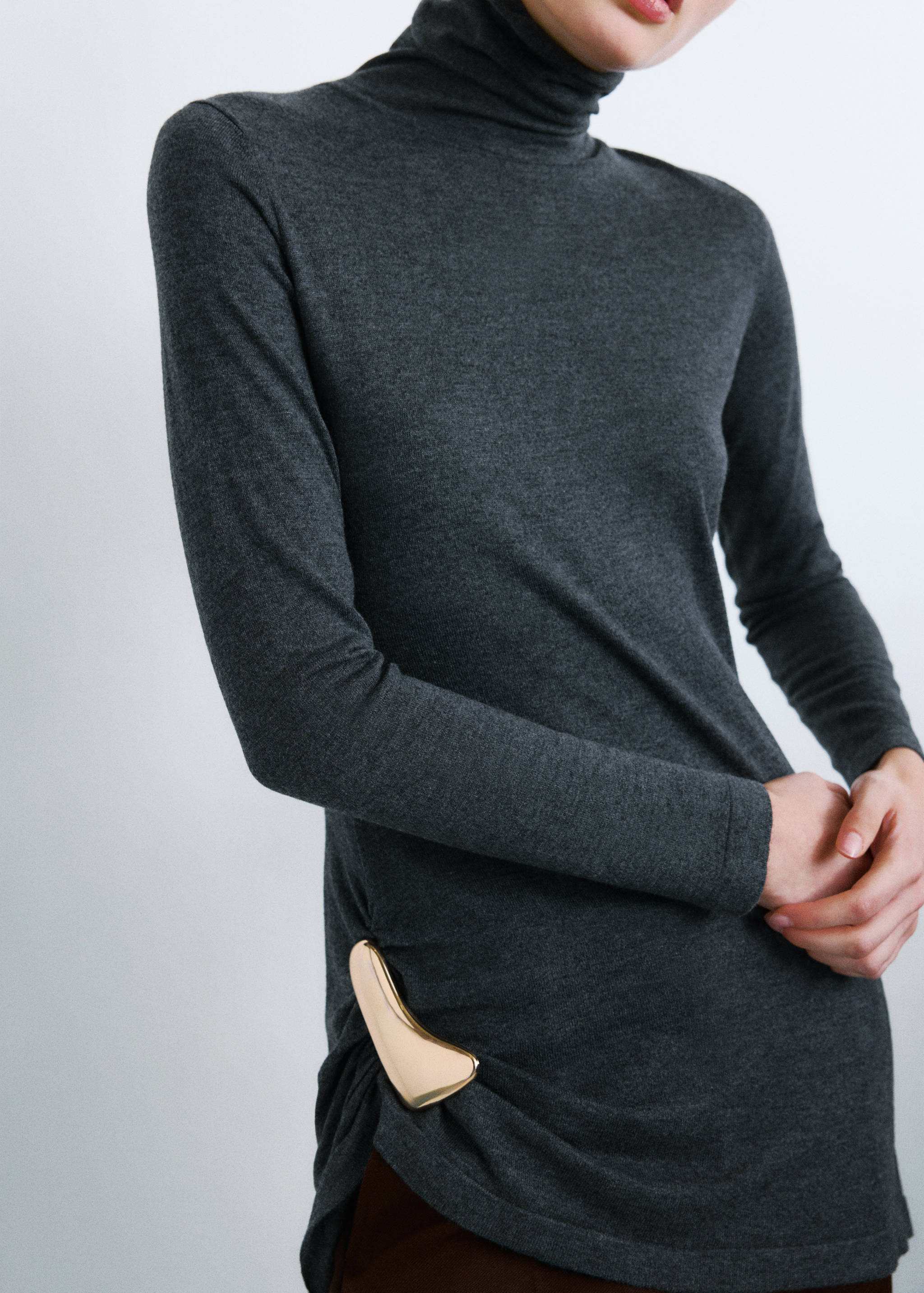 Turtleneck sweater with brooch - Details of the article 1