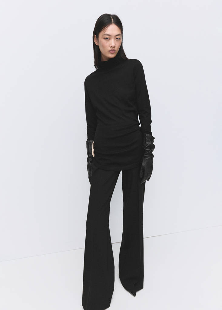 Turtleneck sweater with brooch — Black