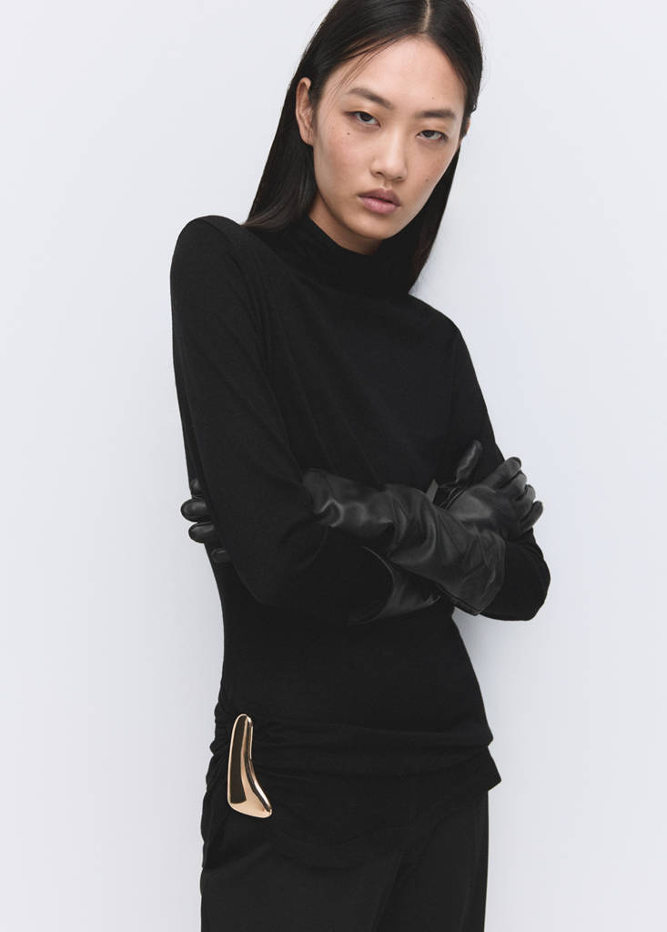 Turtleneck sweater with brooch — Black