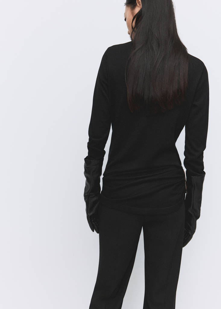 Turtleneck sweater with brooch — Black