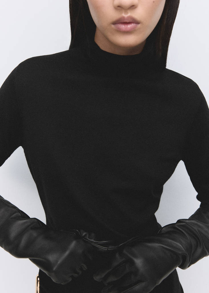Turtleneck sweater with brooch — Black