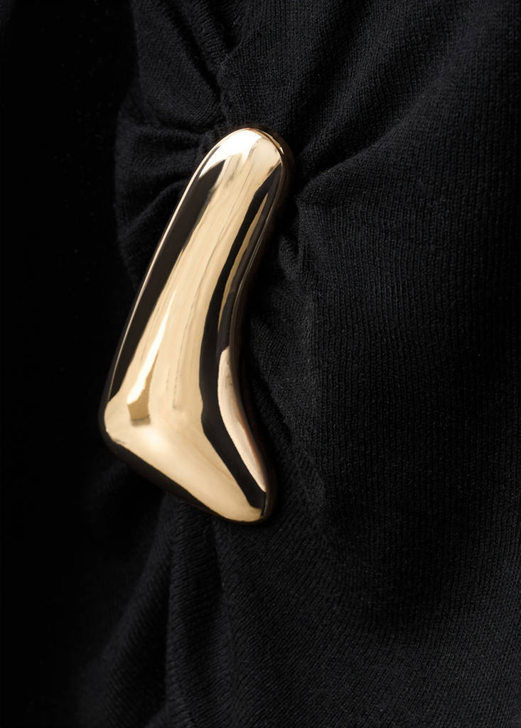 Turtleneck sweater with brooch — Black