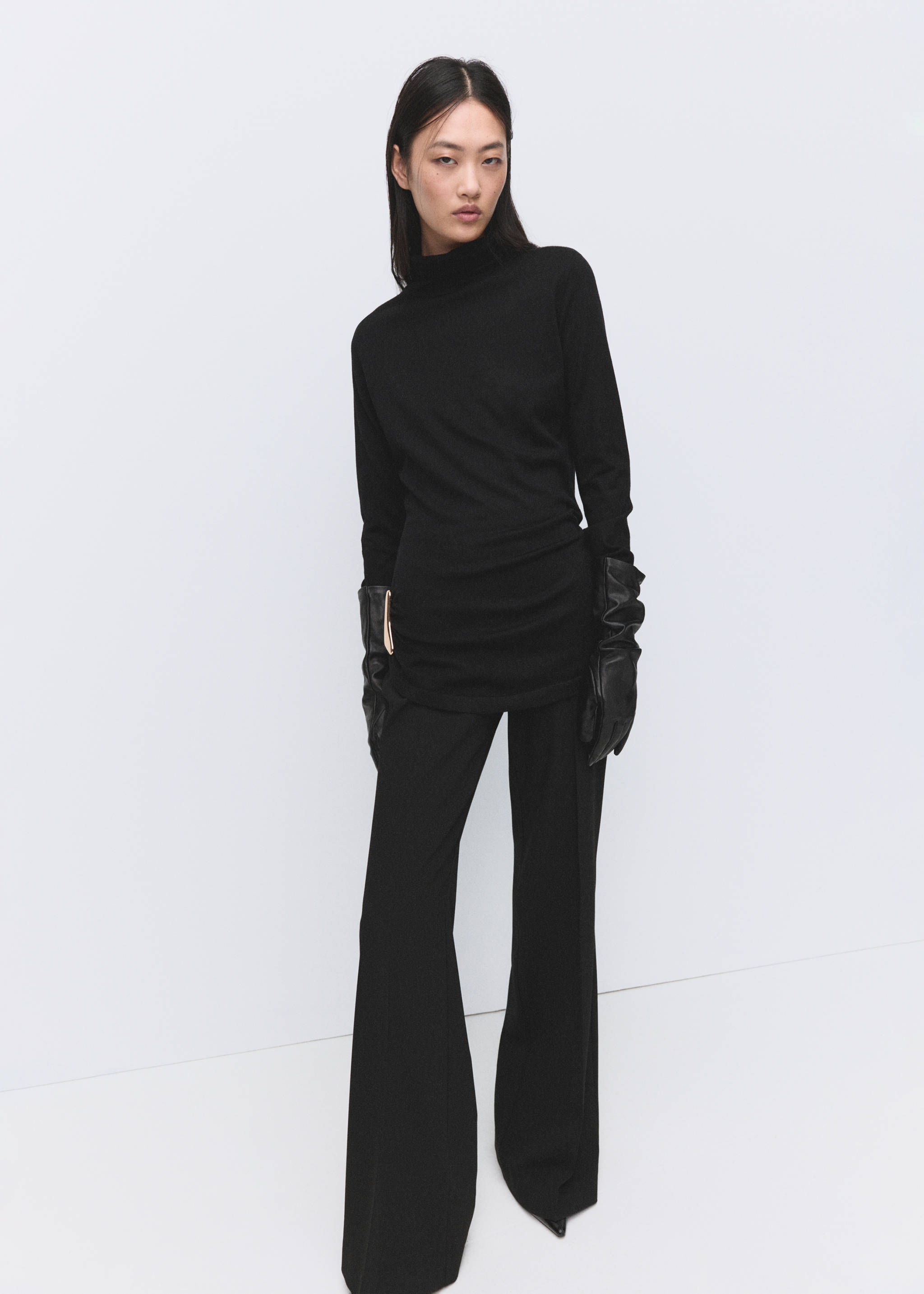 Turtleneck sweater with brooch - General plane