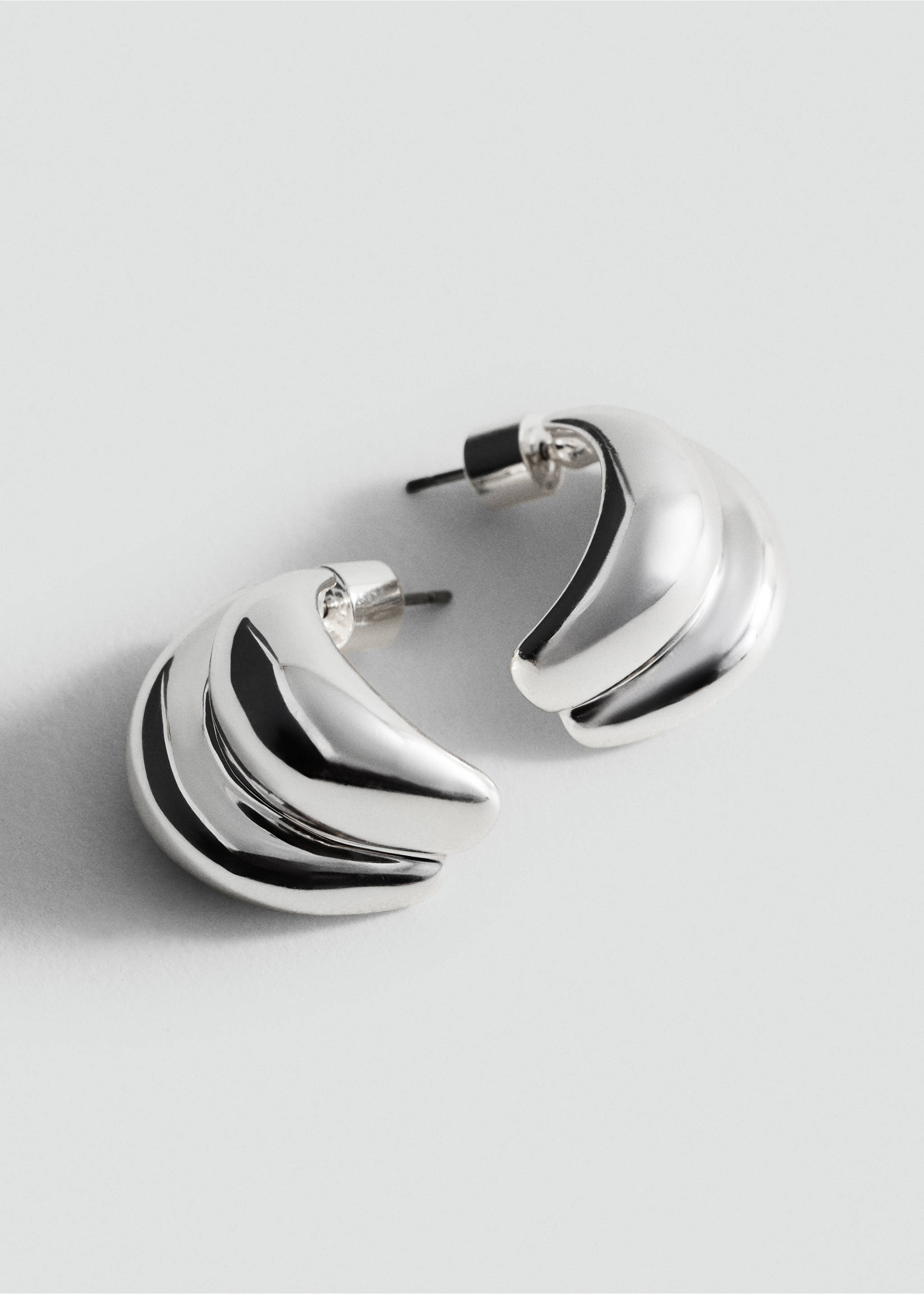 Embossed semi-hoop earrings - Medium plane, Silver. Ref: 27021279-00.