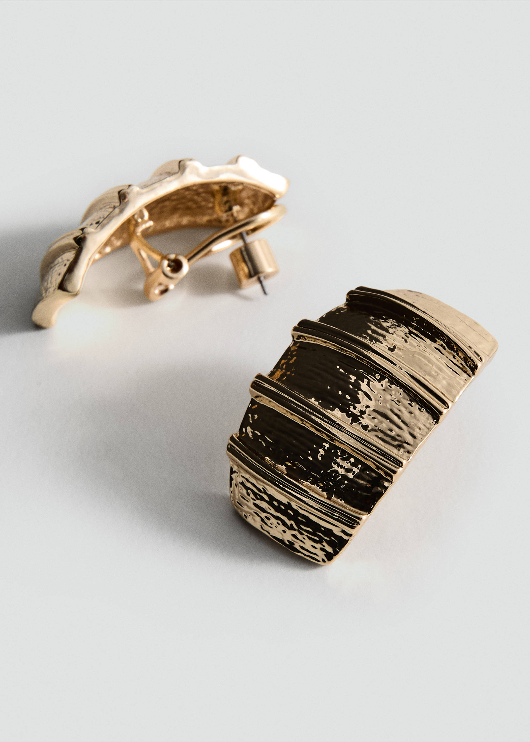 Textured-relief earrings - Medium plane, Gold. Ref: 27021281-00.