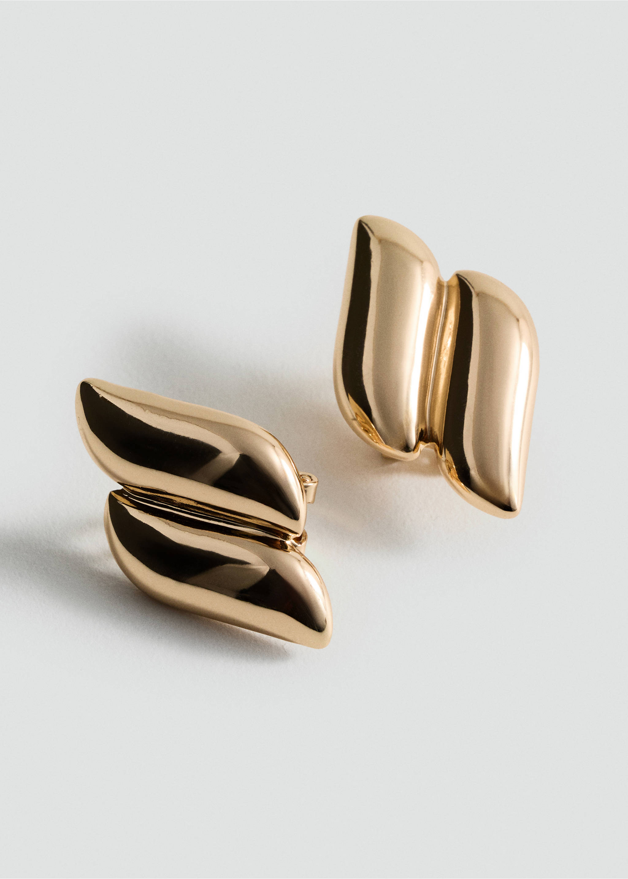 Earrings with geometric relief - Medium plane, Gold. Ref: 27021282-00.