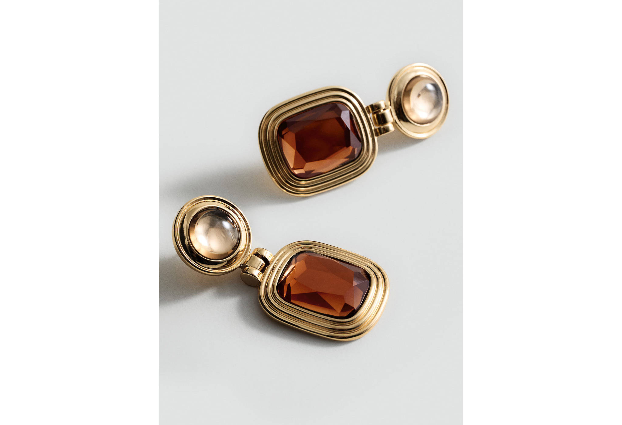 Combined resin hanging earrings - Details of the article 6